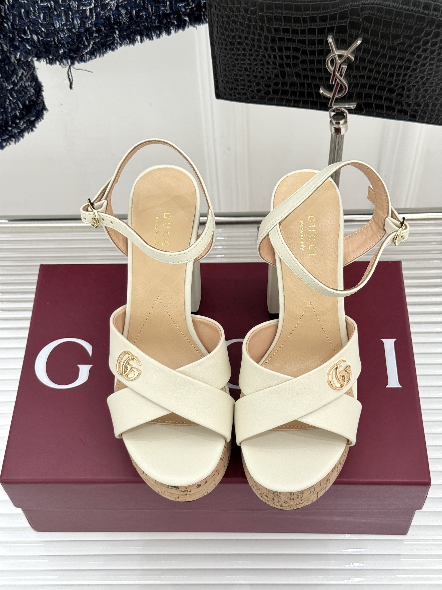 Gucci/古驰26WF新品双G交叉带防水台粗跟高跟凉鞋本季凉鞋以经典符号重塑意式摩登。交叉绑带贴合足弓