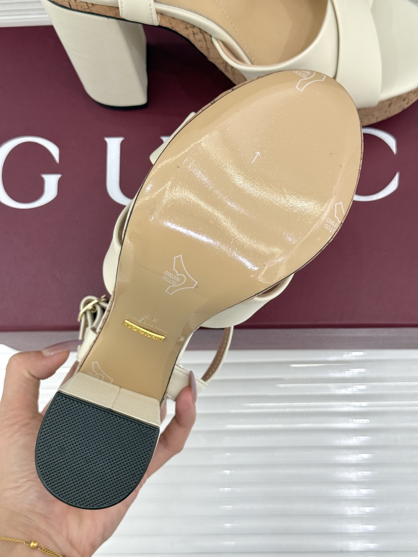 Gucci/古驰26WF新品双G交叉带防水台粗跟高跟凉鞋本季凉鞋以经典符号重塑意式摩登。交叉绑带贴合足弓