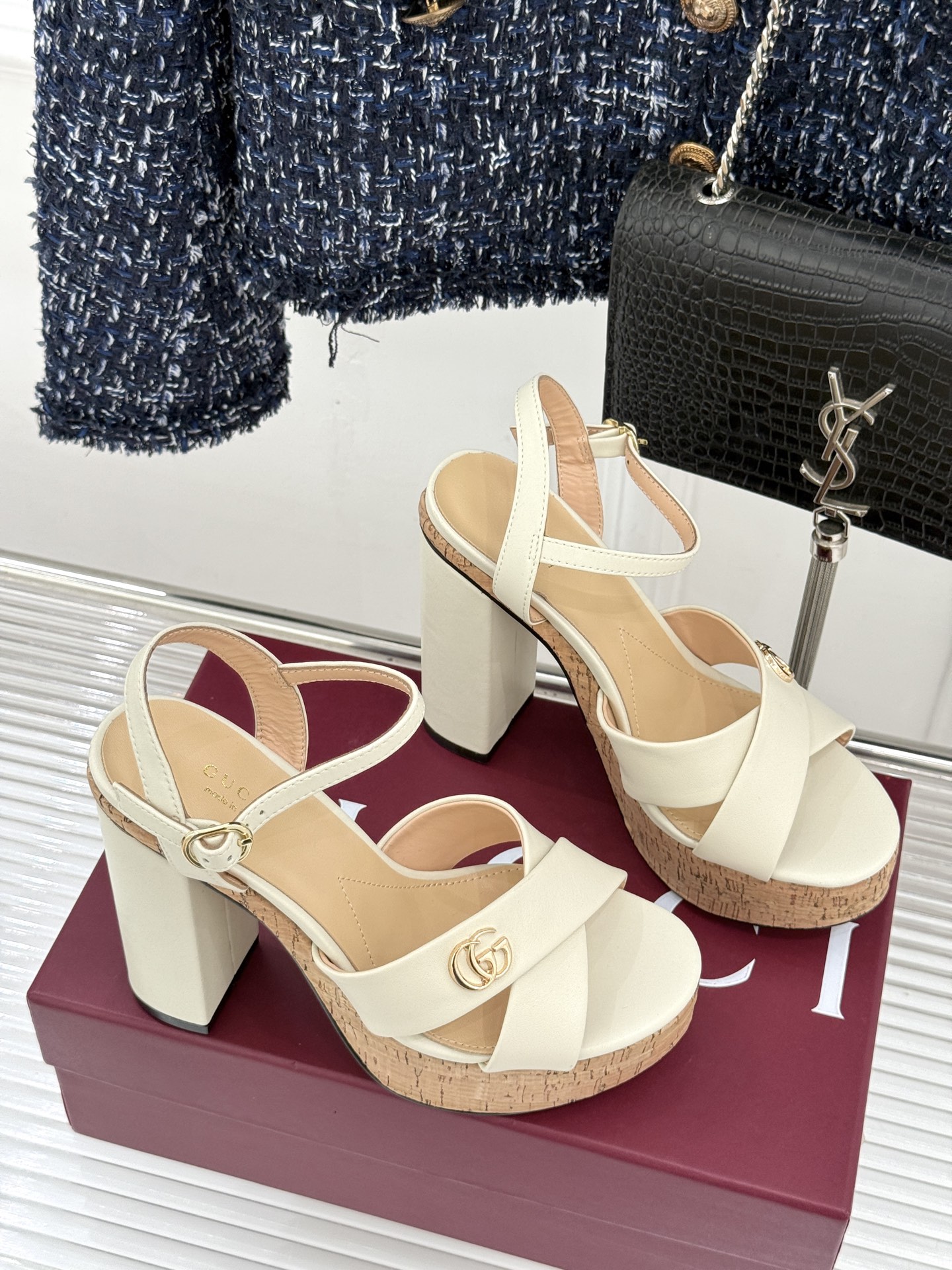 Gucci/古驰26WF新品双G交叉带防水台粗跟高跟凉鞋本季凉鞋以经典符号重塑意式摩登。交叉绑带贴合足弓