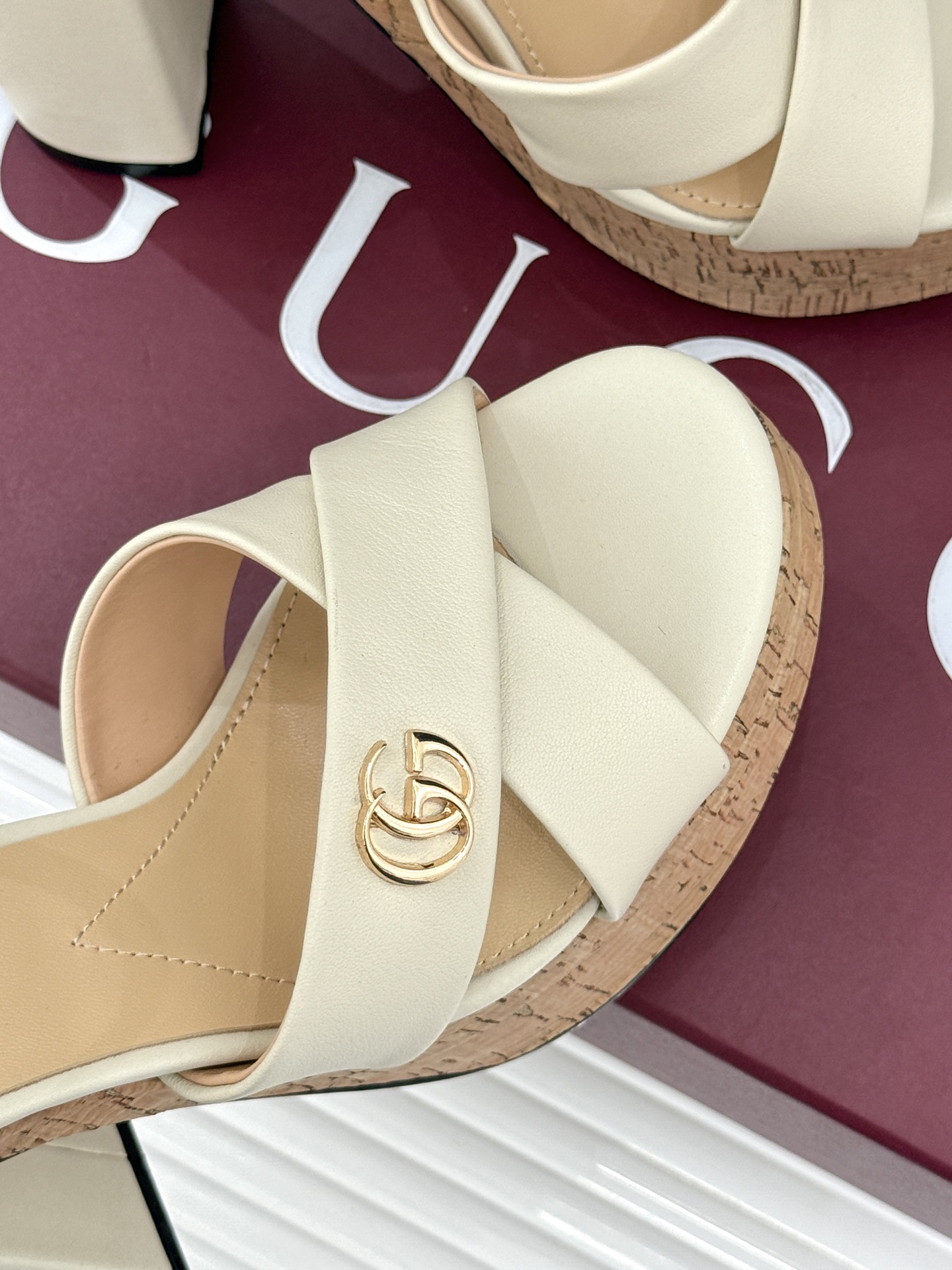 Gucci/古驰26WF新品双G交叉带防水台粗跟高跟凉鞋本季凉鞋以经典符号重塑意式摩登。交叉绑带贴合足弓