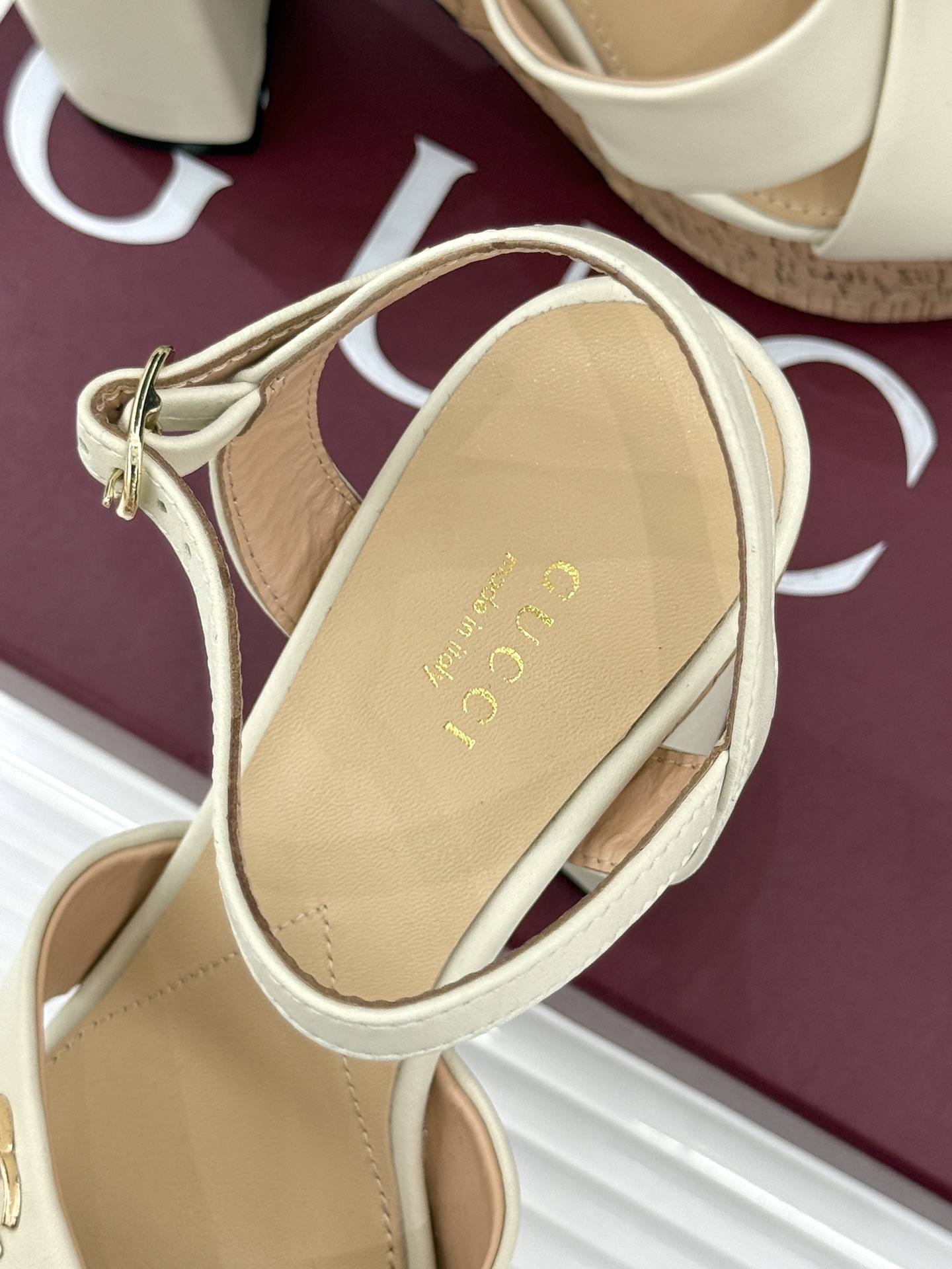 Gucci/古驰26WF新品双G交叉带防水台粗跟高跟凉鞋本季凉鞋以经典符号重塑意式摩登。交叉绑带贴合足弓