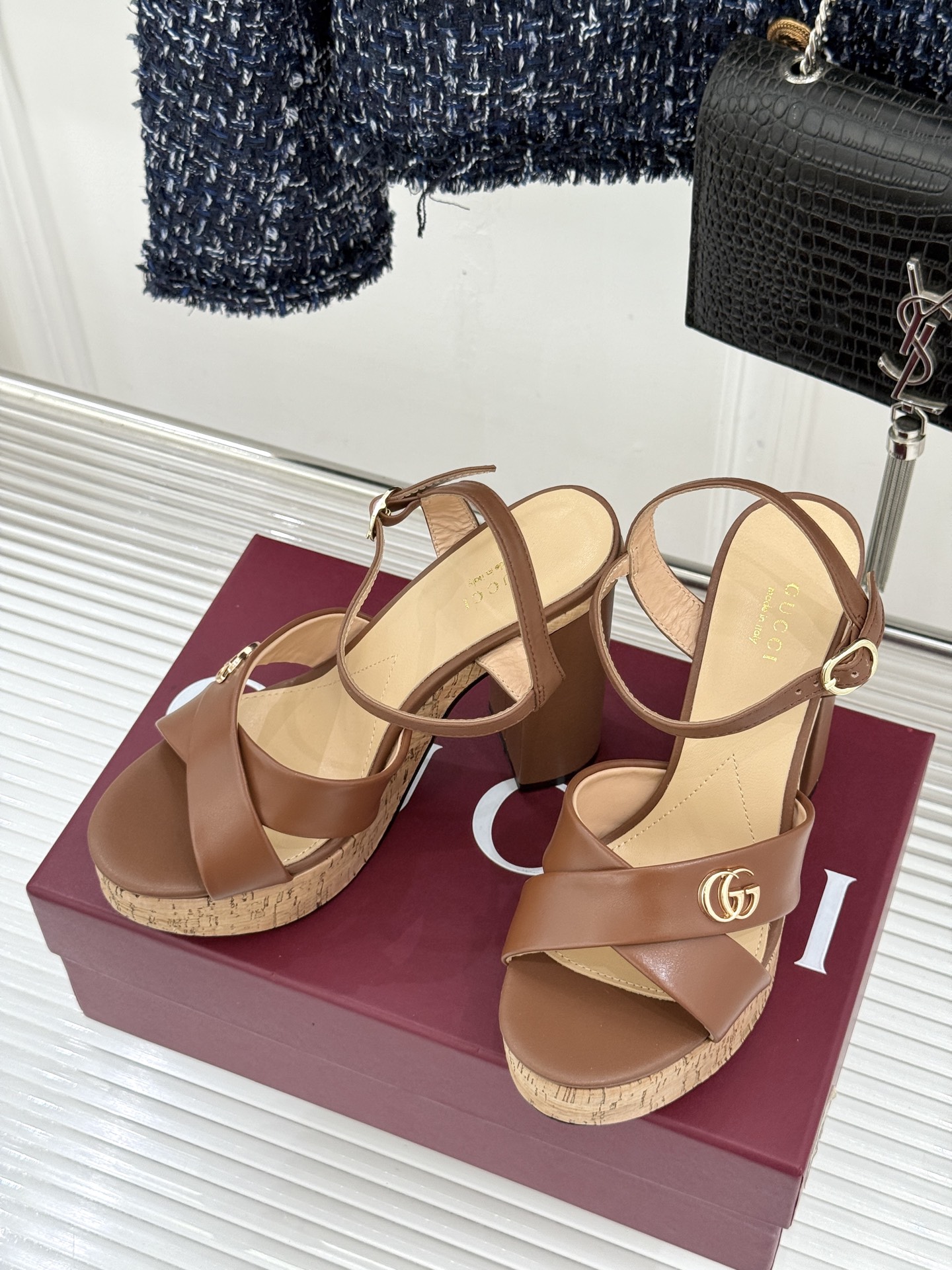 Gucci/古驰26WF新品双G交叉带防水台粗跟高跟凉鞋本季凉鞋以经典符号重塑意式摩登。交叉绑带贴合足弓