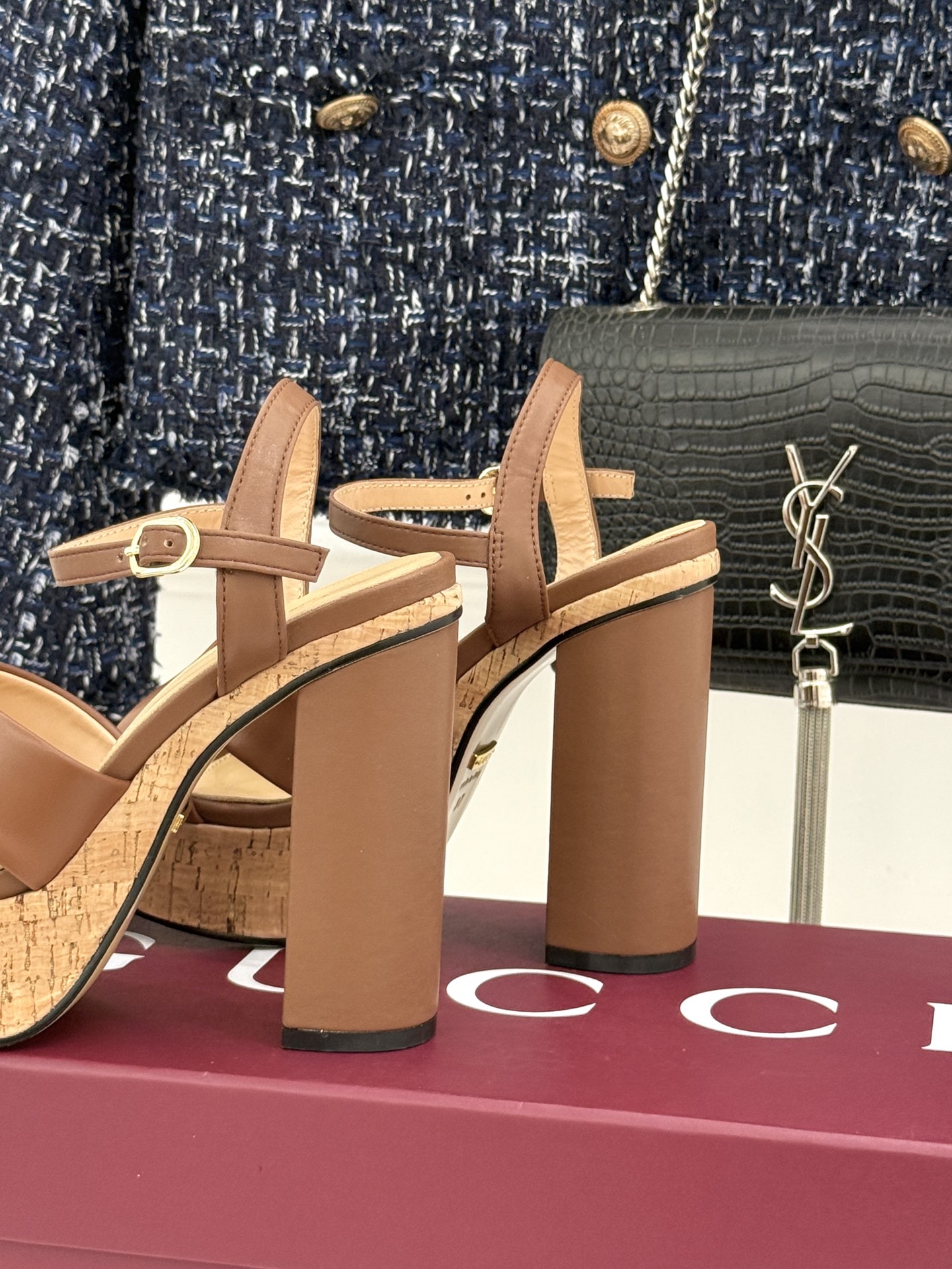 Gucci/古驰26WF新品双G交叉带防水台粗跟高跟凉鞋本季凉鞋以经典符号重塑意式摩登。交叉绑带贴合足弓