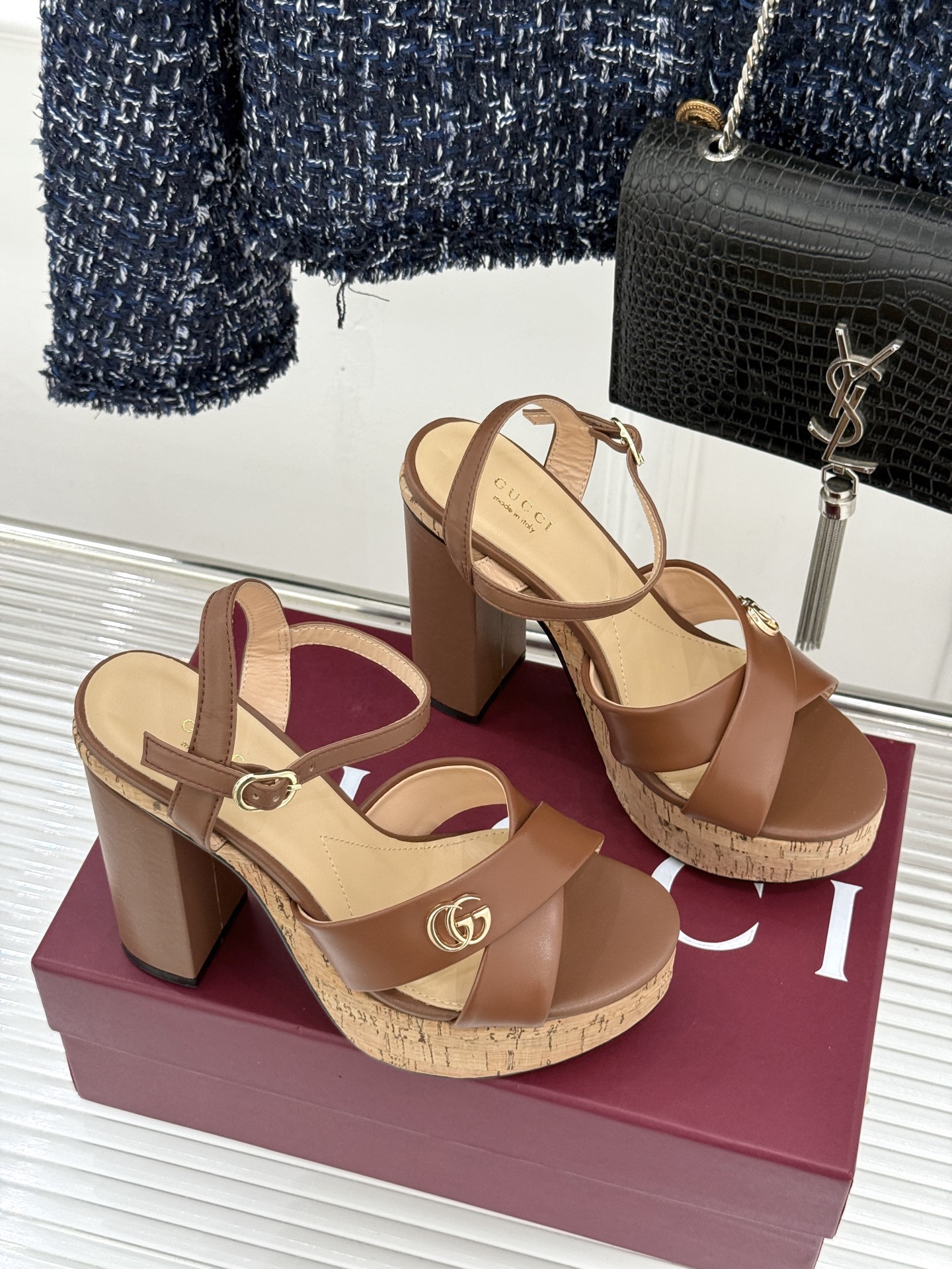 Gucci/古驰26WF新品双G交叉带防水台粗跟高跟凉鞋本季凉鞋以经典符号重塑意式摩登。交叉绑带贴合足弓