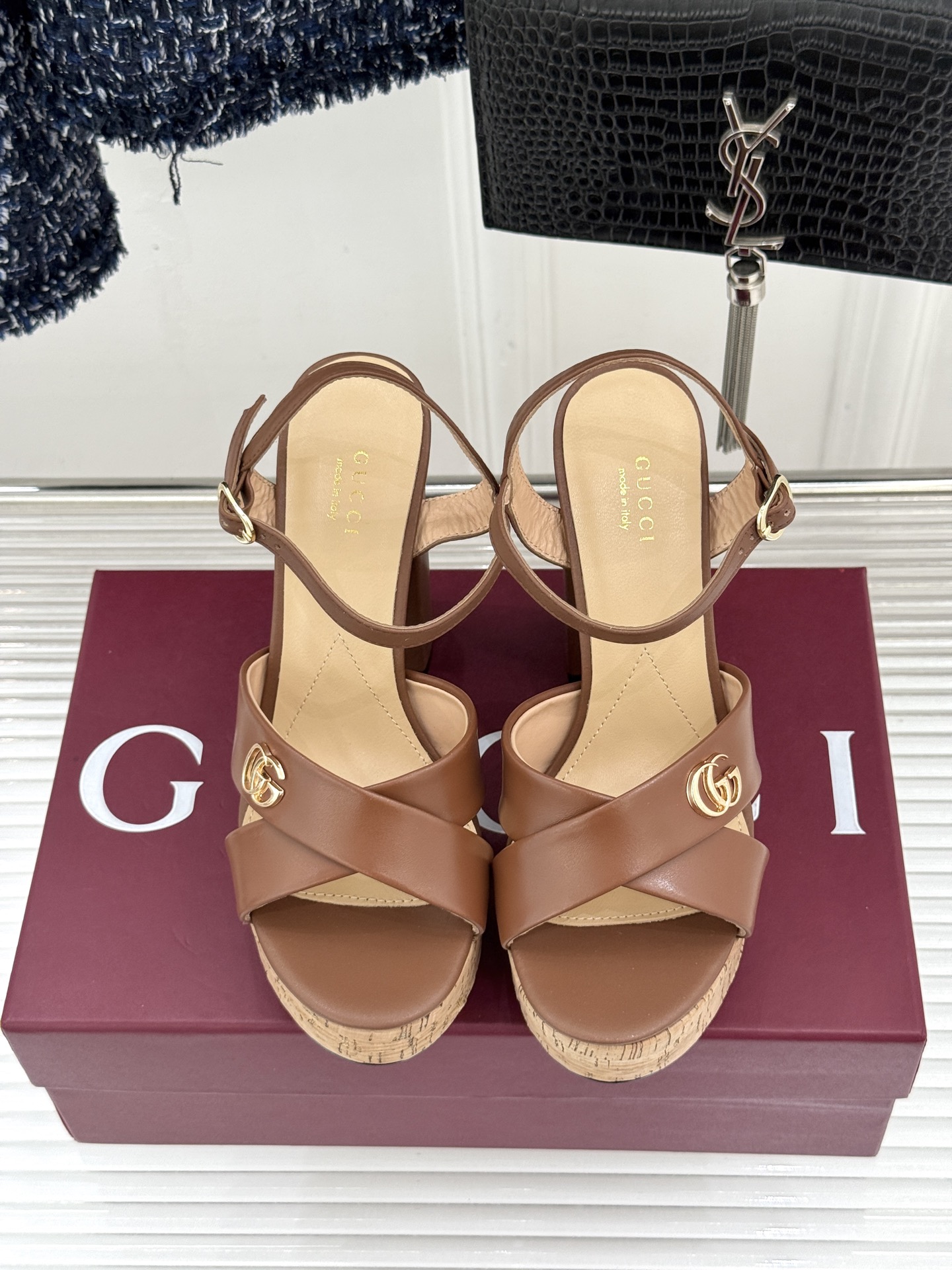 Gucci/古驰26WF新品双G交叉带防水台粗跟高跟凉鞋本季凉鞋以经典符号重塑意式摩登。交叉绑带贴合足弓