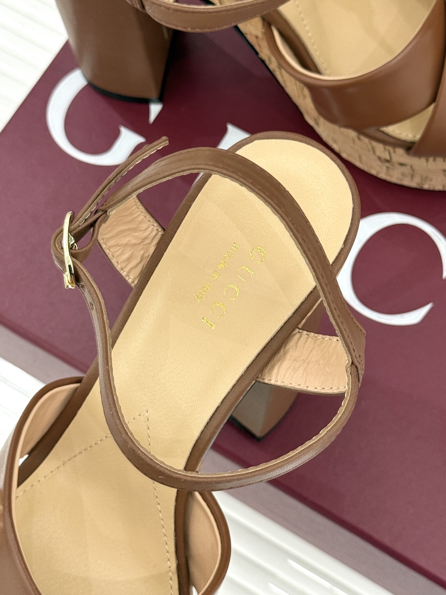 Gucci/古驰26WF新品双G交叉带防水台粗跟高跟凉鞋本季凉鞋以经典符号重塑意式摩登。交叉绑带贴合足弓