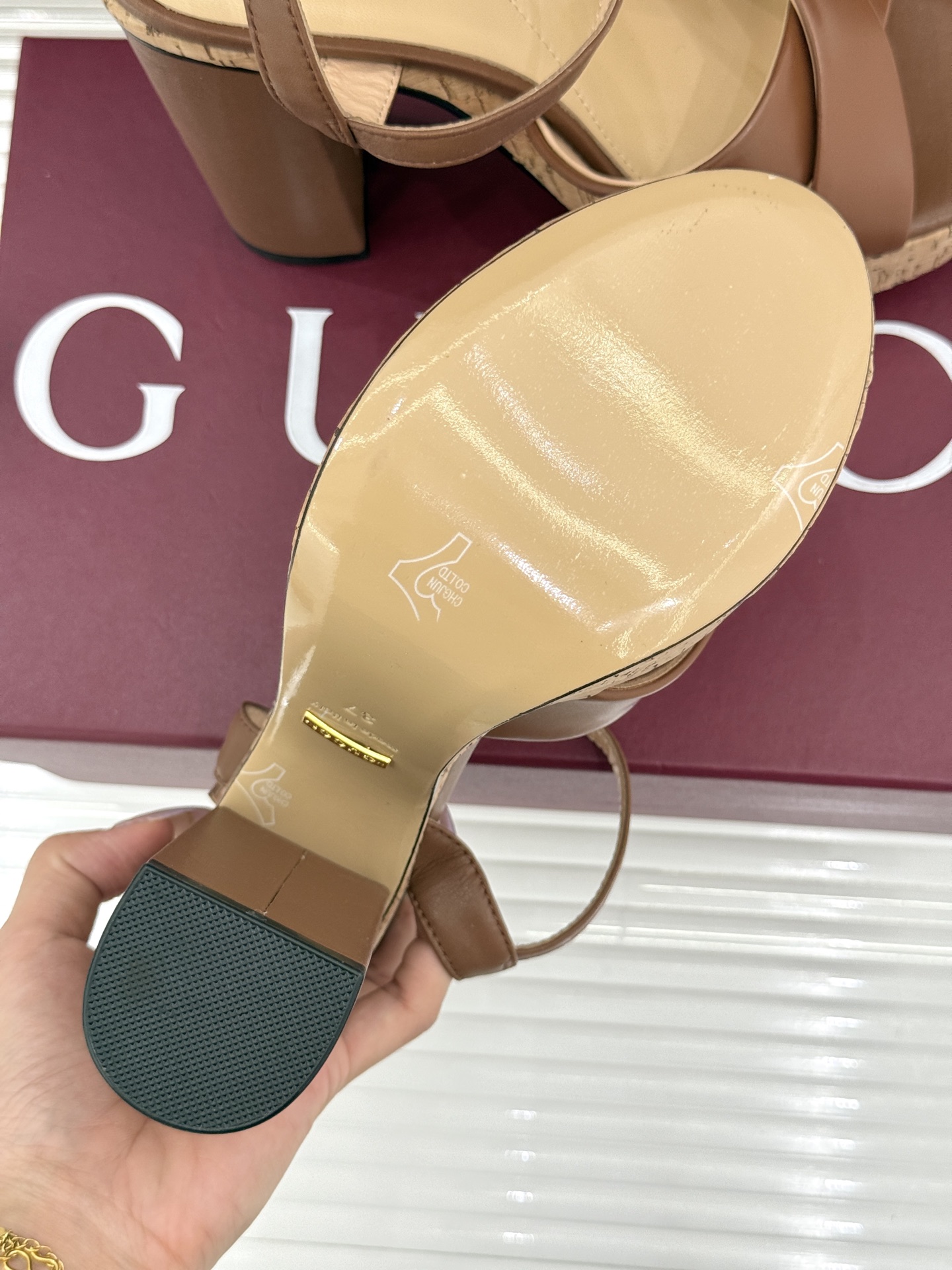 Gucci/古驰26WF新品双G交叉带防水台粗跟高跟凉鞋本季凉鞋以经典符号重塑意式摩登。交叉绑带贴合足弓