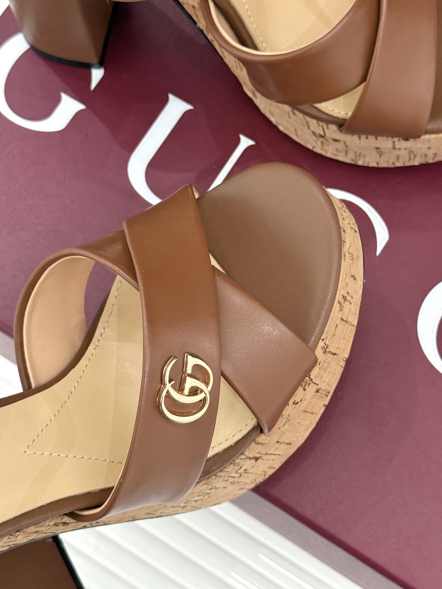 Gucci/古驰26WF新品双G交叉带防水台粗跟高跟凉鞋本季凉鞋以经典符号重塑意式摩登。交叉绑带贴合足弓