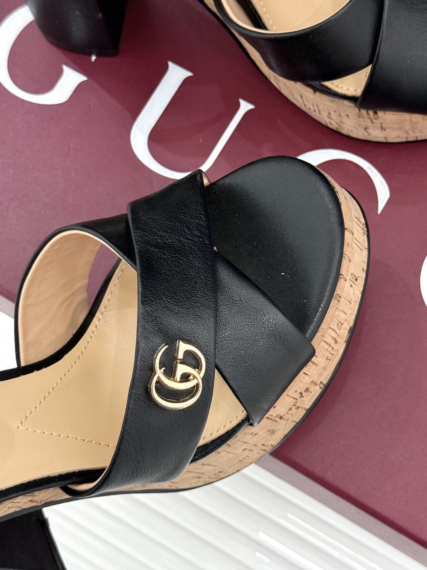 Gucci/古驰26WF新品双G交叉带防水台粗跟高跟凉鞋本季凉鞋以经典符号重塑意式摩登。交叉绑带贴合足弓