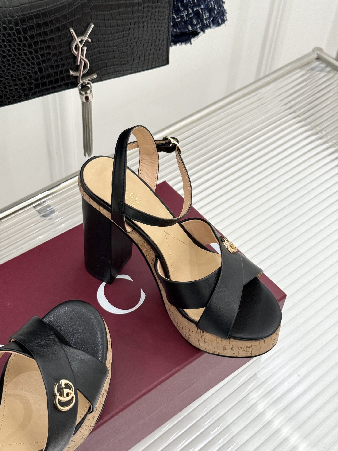 Gucci/古驰26WF新品双G交叉带防水台粗跟高跟凉鞋本季凉鞋以经典符号重塑意式摩登。交叉绑带贴合足弓