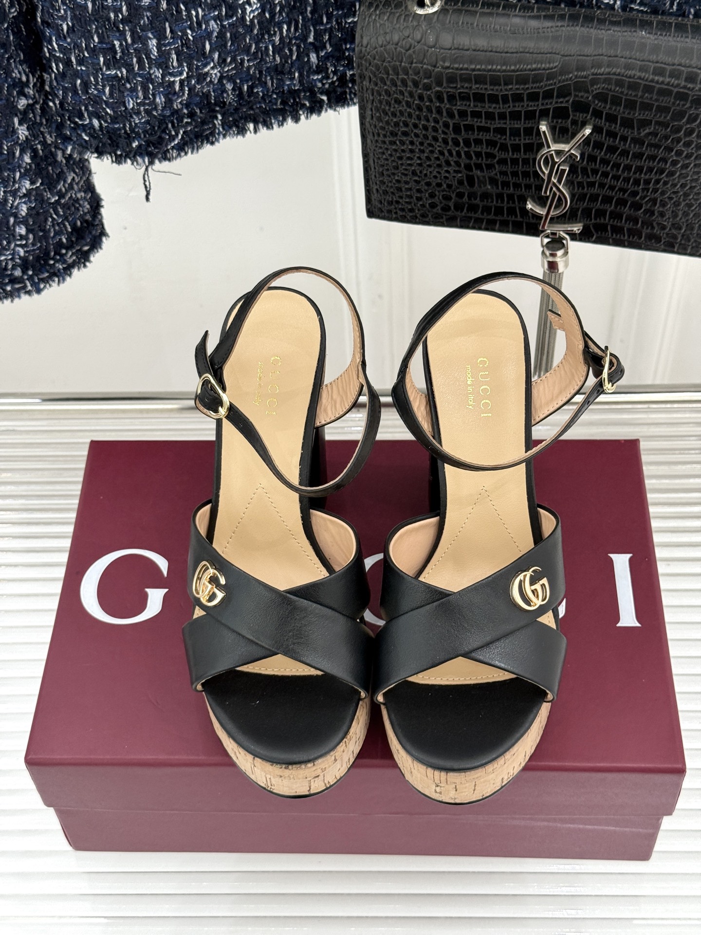 Gucci/古驰26WF新品双G交叉带防水台粗跟高跟凉鞋本季凉鞋以经典符号重塑意式摩登。交叉绑带贴合足弓