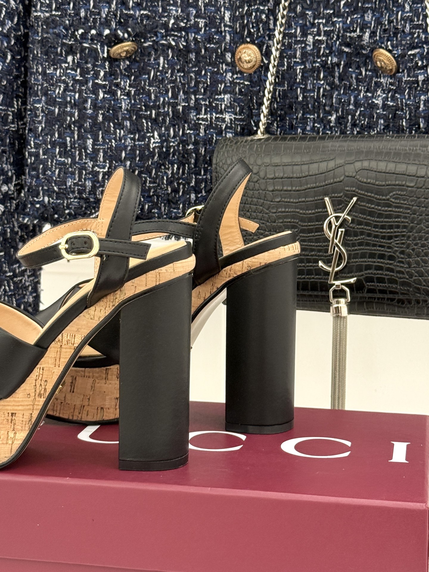 Gucci/古驰26WF新品双G交叉带防水台粗跟高跟凉鞋本季凉鞋以经典符号重塑意式摩登。交叉绑带贴合足弓