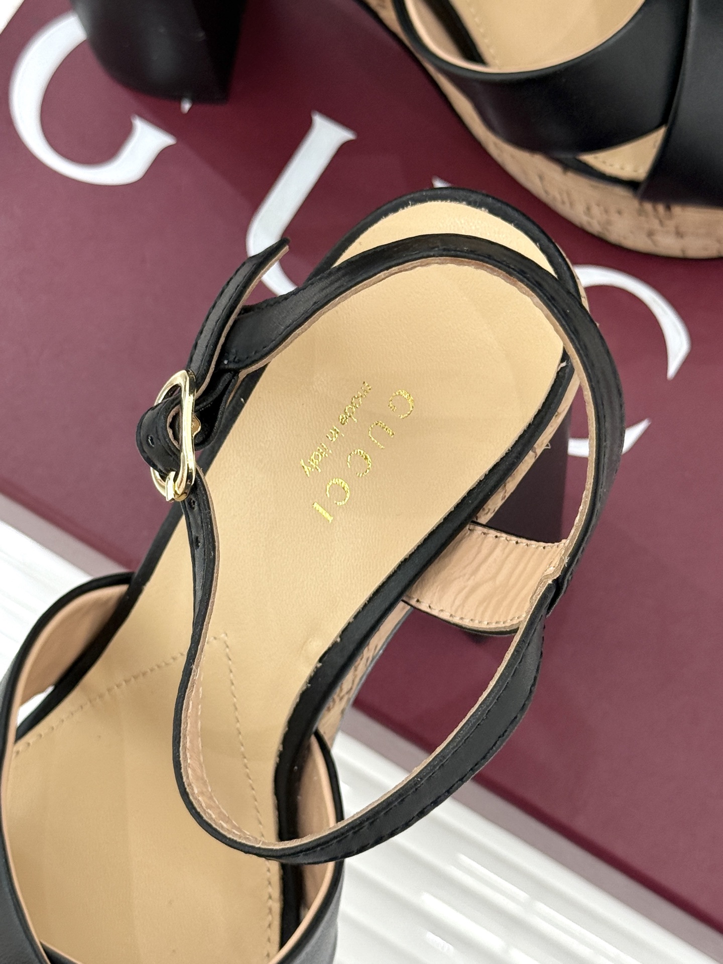 Gucci/古驰26WF新品双G交叉带防水台粗跟高跟凉鞋本季凉鞋以经典符号重塑意式摩登。交叉绑带贴合足弓