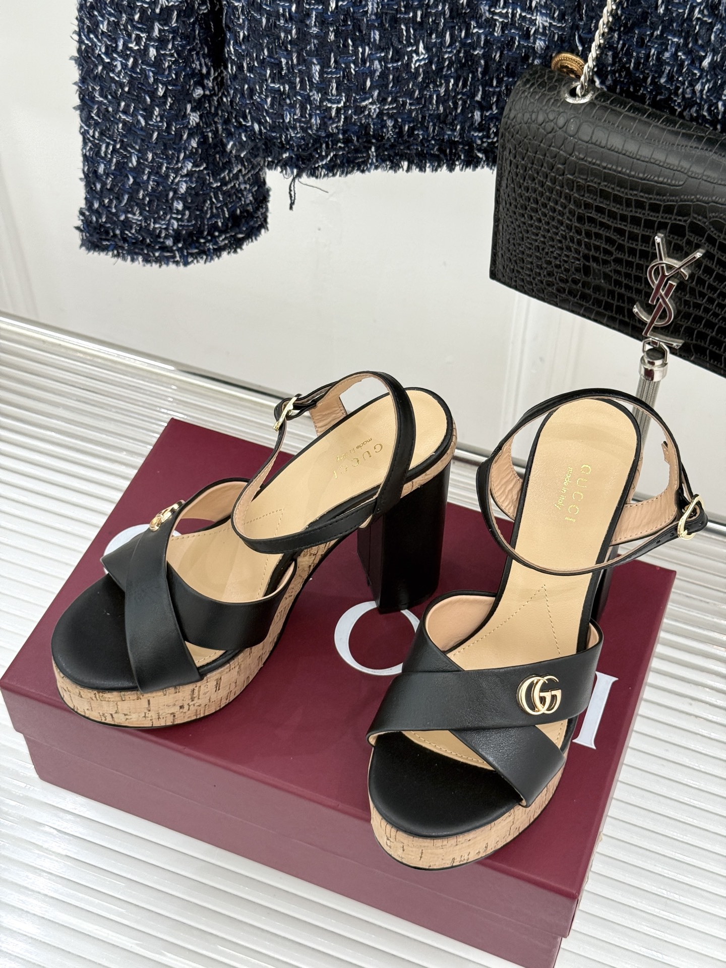 Gucci/古驰26WF新品双G交叉带防水台粗跟高跟凉鞋本季凉鞋以经典符号重塑意式摩登。交叉绑带贴合足弓