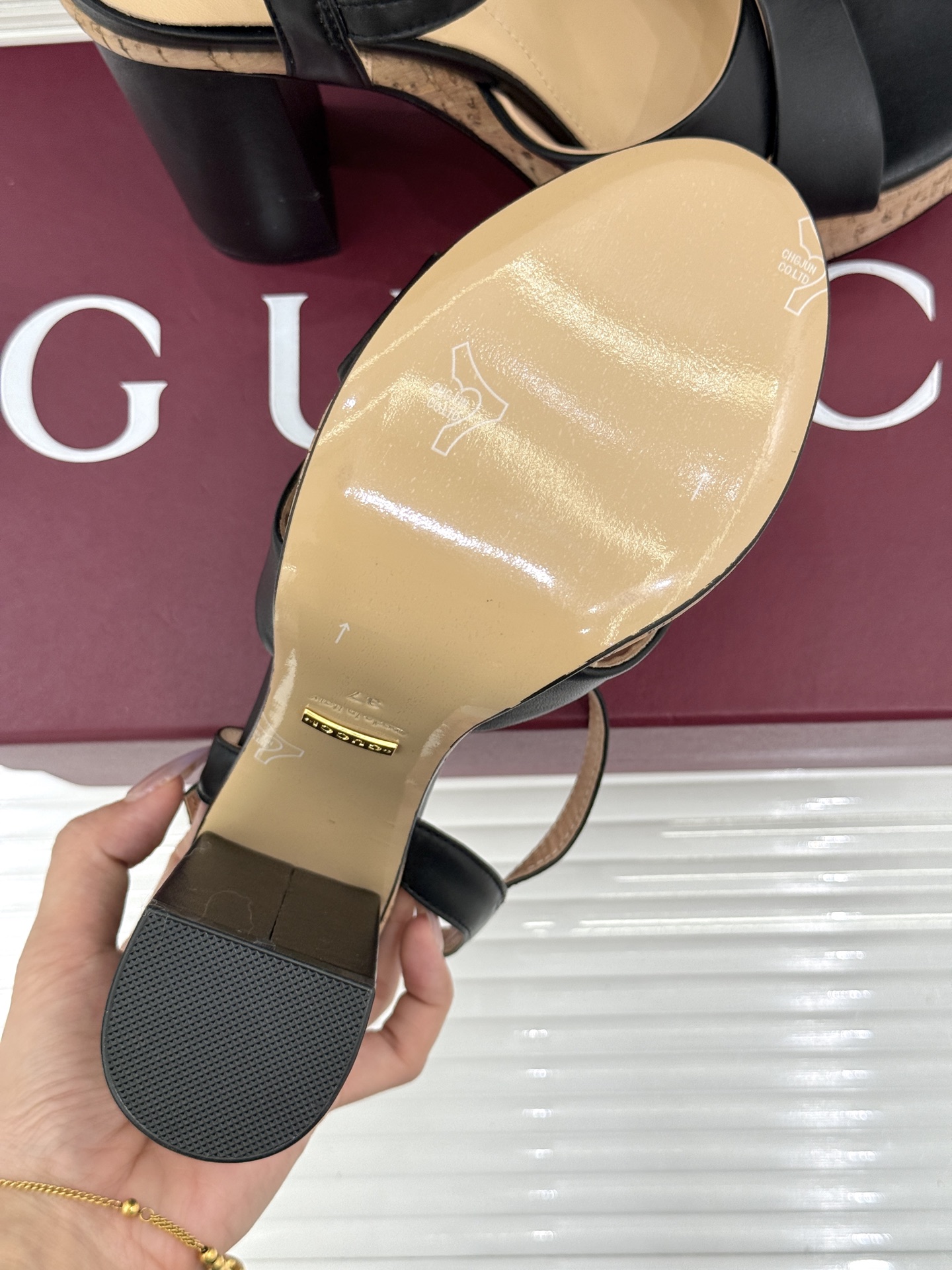 Gucci/古驰26WF新品双G交叉带防水台粗跟高跟凉鞋本季凉鞋以经典符号重塑意式摩登。交叉绑带贴合足弓