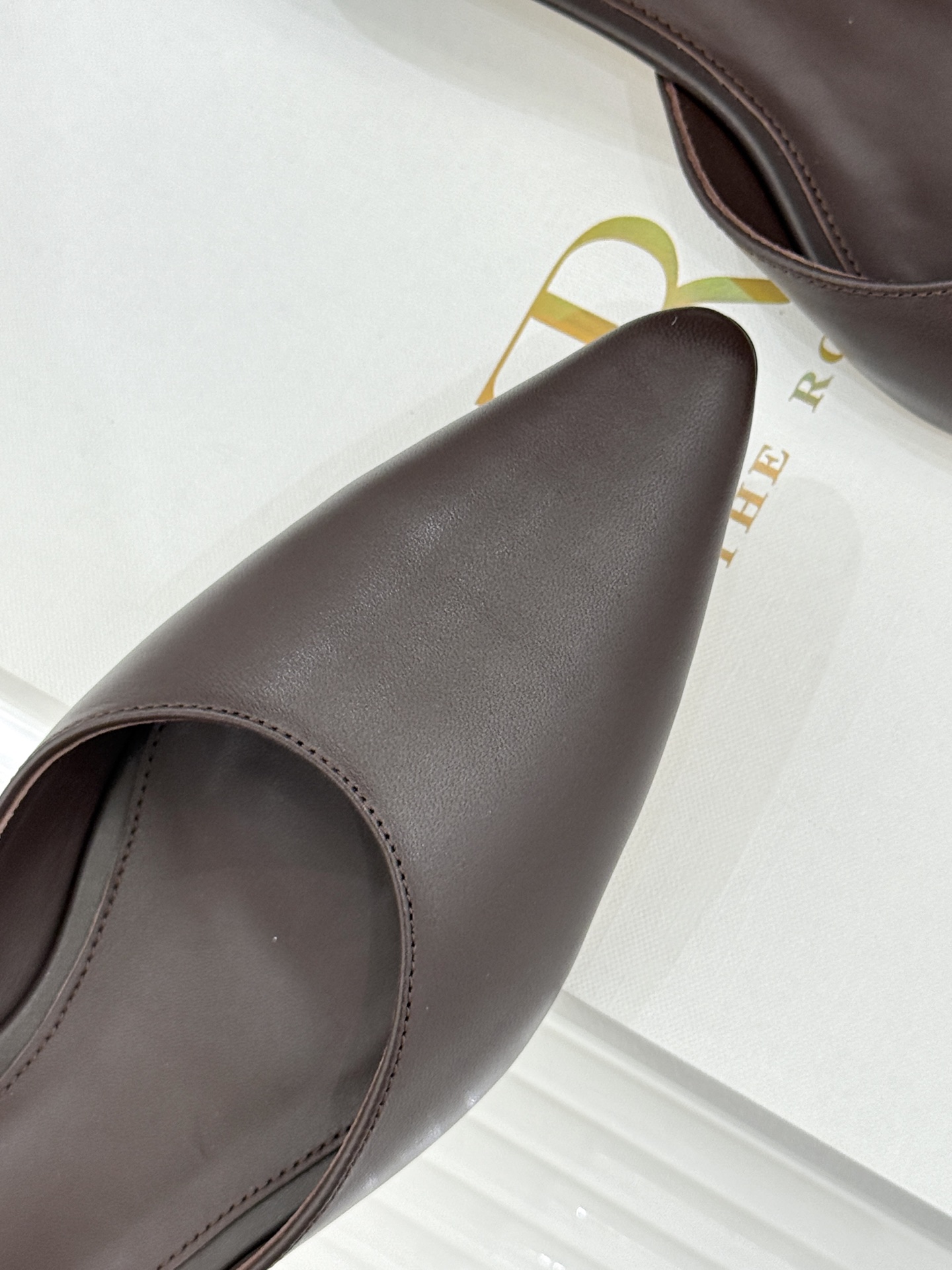 The Row26WF新品极简尖头猫跟半拖拖鞋承袭品牌一贯的静奢内核以极致简约勾勒高级质感。利落尖头修饰