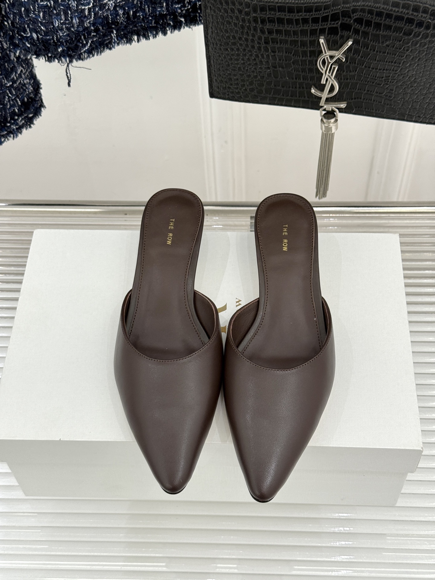 The Row26WF新品极简尖头猫跟半拖拖鞋承袭品牌一贯的静奢内核以极致简约勾勒高级质感。利落尖头修饰