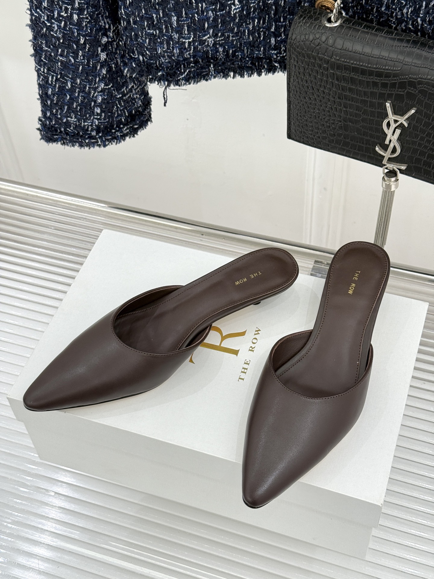 The Row26WF新品极简尖头猫跟半拖拖鞋承袭品牌一贯的静奢内核以极致简约勾勒高级质感。利落尖头修饰