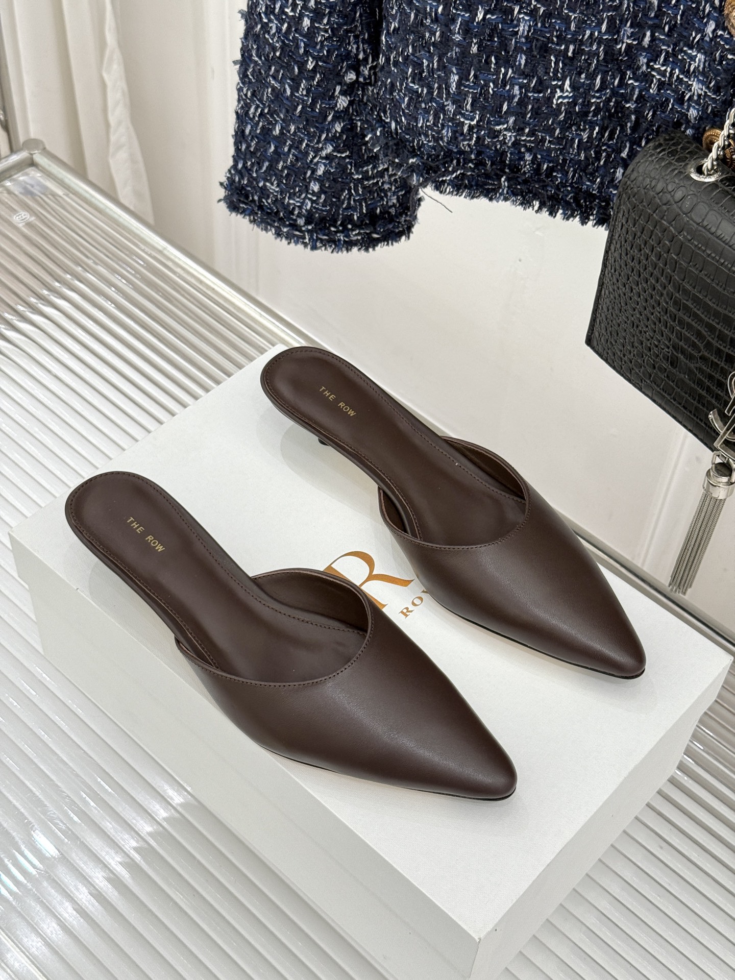 The Row26WF新品极简尖头猫跟半拖拖鞋承袭品牌一贯的静奢内核以极致简约勾勒高级质感。利落尖头修饰