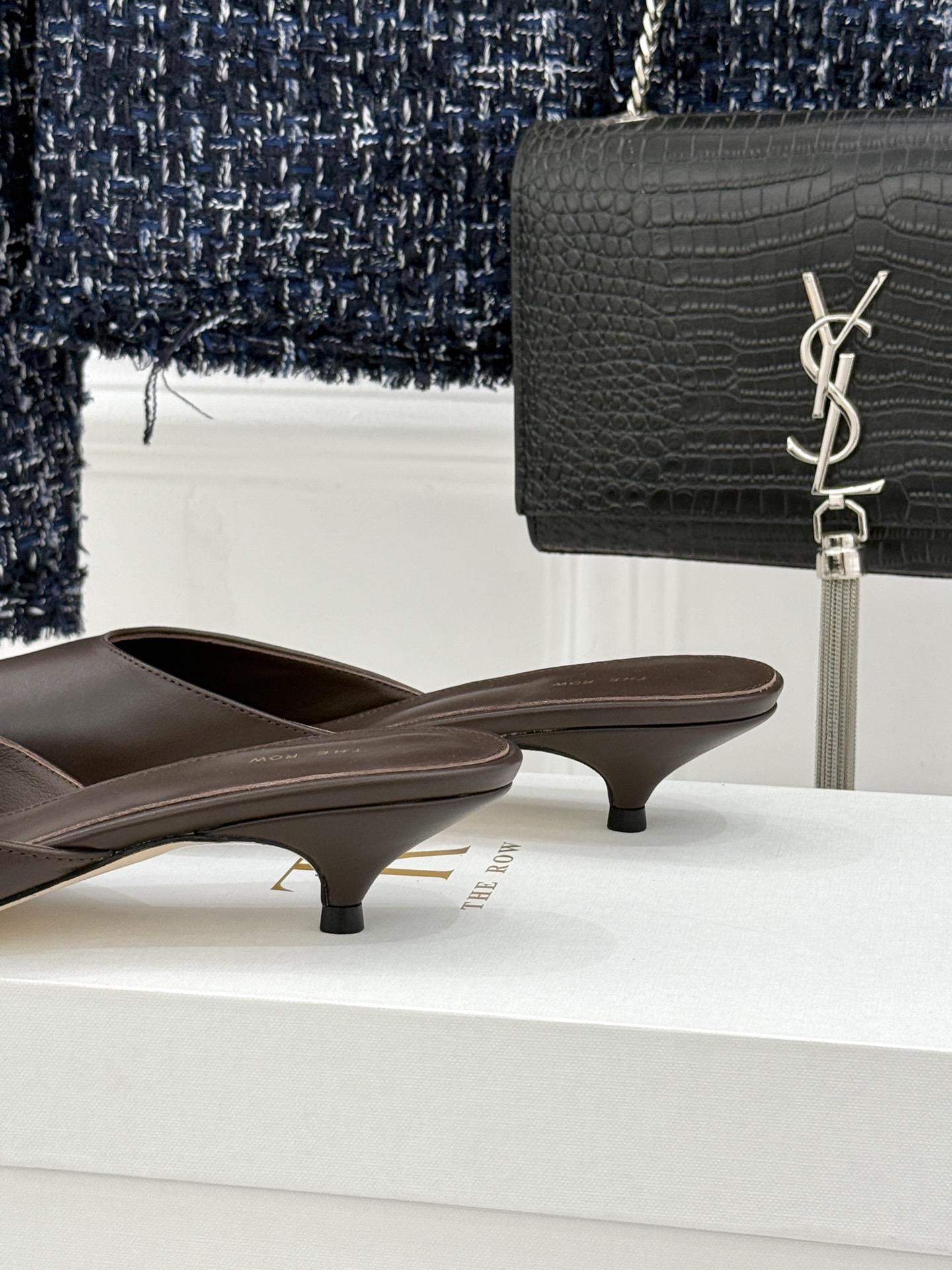 The Row26WF新品极简尖头猫跟半拖拖鞋承袭品牌一贯的静奢内核以极致简约勾勒高级质感。利落尖头修饰