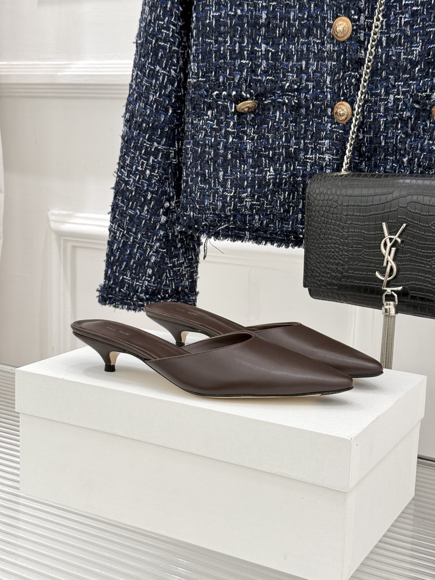 The Row26WF新品极简尖头猫跟半拖拖鞋承袭品牌一贯的静奢内核以极致简约勾勒高级质感。利落尖头修饰