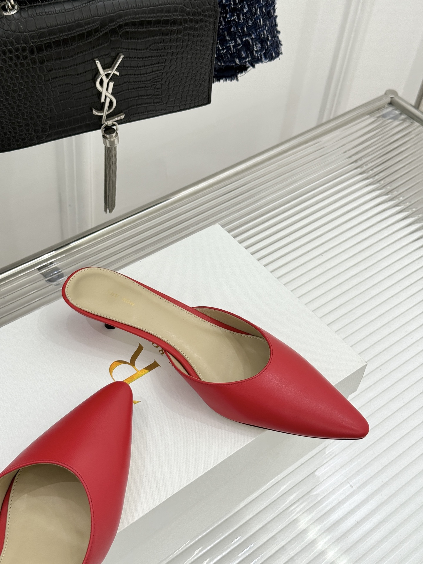 The Row26WF新品极简尖头猫跟半拖拖鞋承袭品牌一贯的静奢内核以极致简约勾勒高级质感。利落尖头修饰