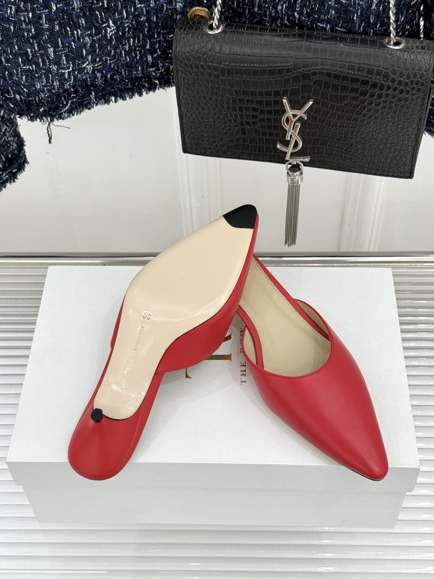 The Row26WF新品极简尖头猫跟半拖拖鞋承袭品牌一贯的静奢内核以极致简约勾勒高级质感。利落尖头修饰