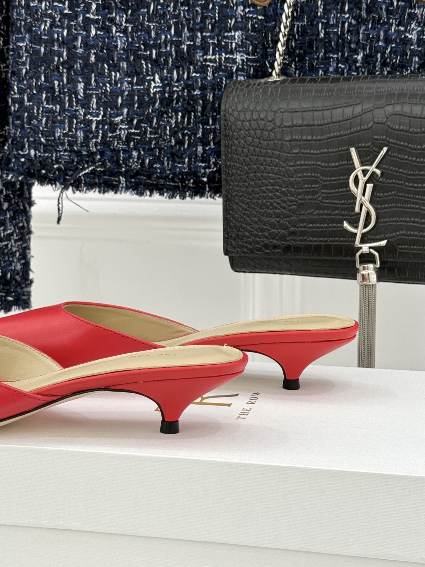 The Row26WF新品极简尖头猫跟半拖拖鞋承袭品牌一贯的静奢内核以极致简约勾勒高级质感。利落尖头修饰