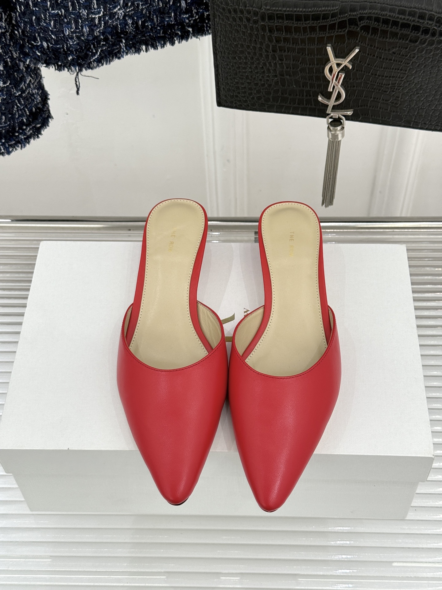 The Row26WF新品极简尖头猫跟半拖拖鞋承袭品牌一贯的静奢内核以极致简约勾勒高级质感。利落尖头修饰