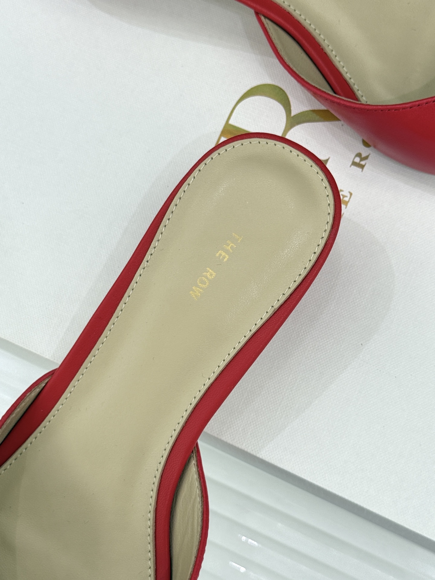 The Row26WF新品极简尖头猫跟半拖拖鞋承袭品牌一贯的静奢内核以极致简约勾勒高级质感。利落尖头修饰