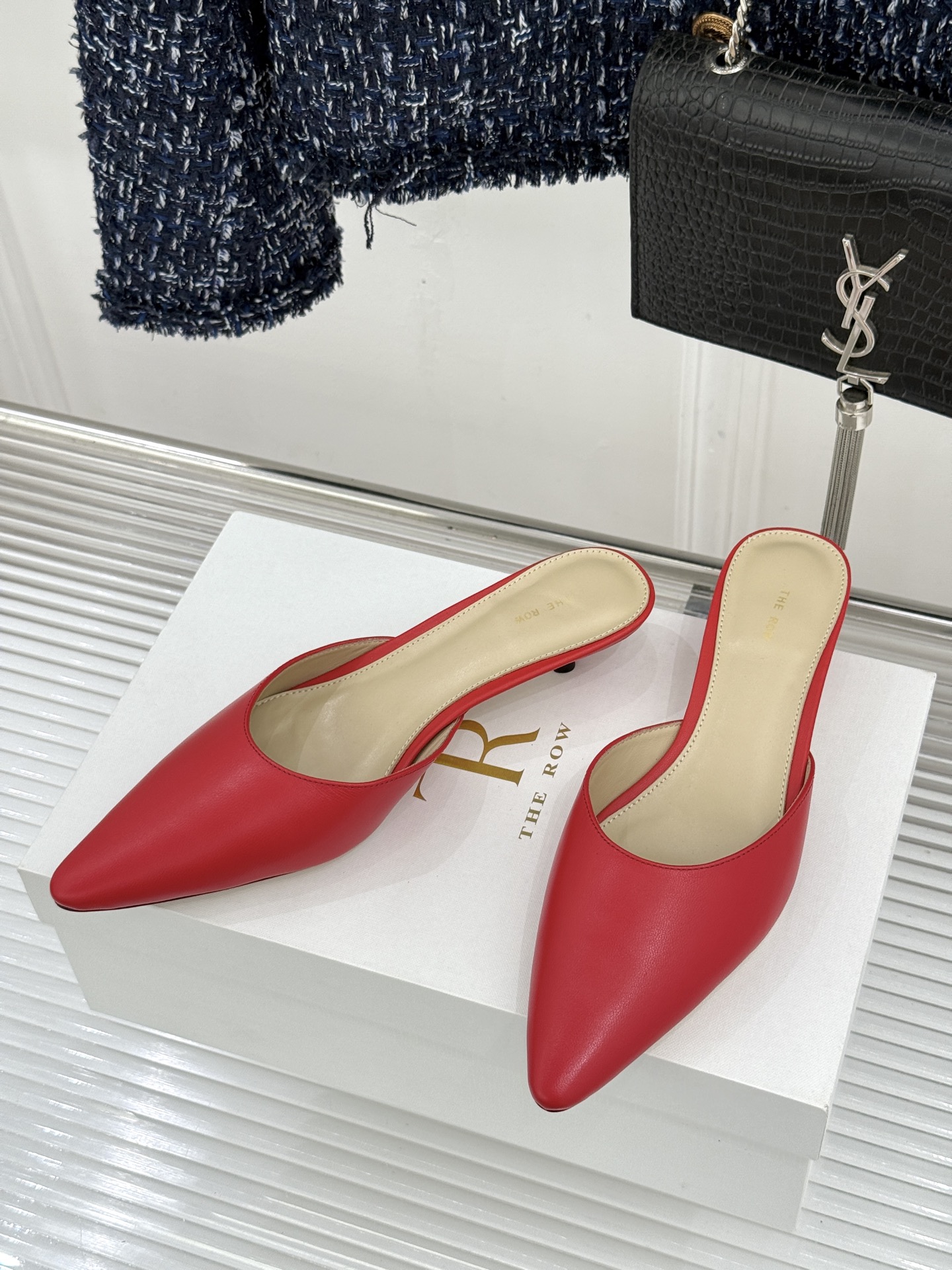 The Row26WF新品极简尖头猫跟半拖拖鞋承袭品牌一贯的静奢内核以极致简约勾勒高级质感。利落尖头修饰