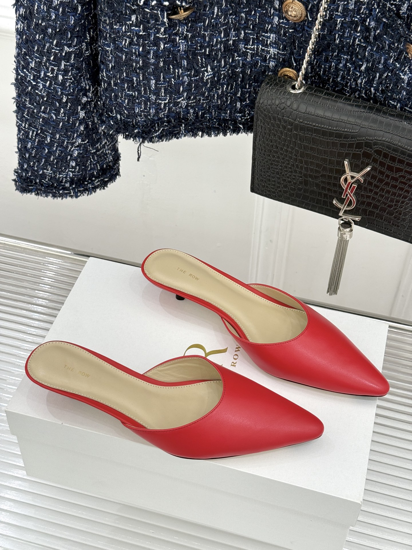 The Row26WF新品极简尖头猫跟半拖拖鞋承袭品牌一贯的静奢内核以极致简约勾勒高级质感。利落尖头修饰