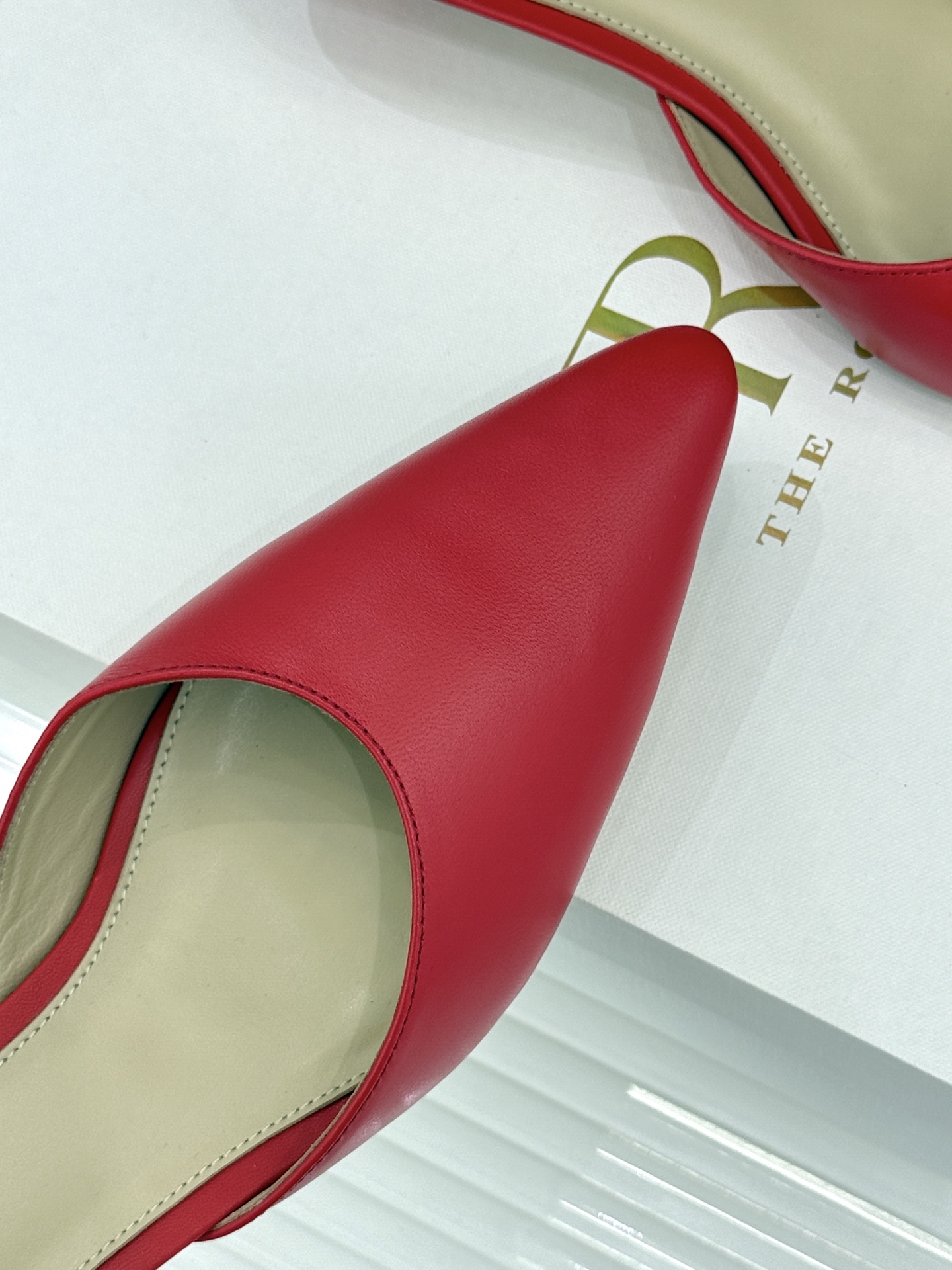 The Row26WF新品极简尖头猫跟半拖拖鞋承袭品牌一贯的静奢内核以极致简约勾勒高级质感。利落尖头修饰