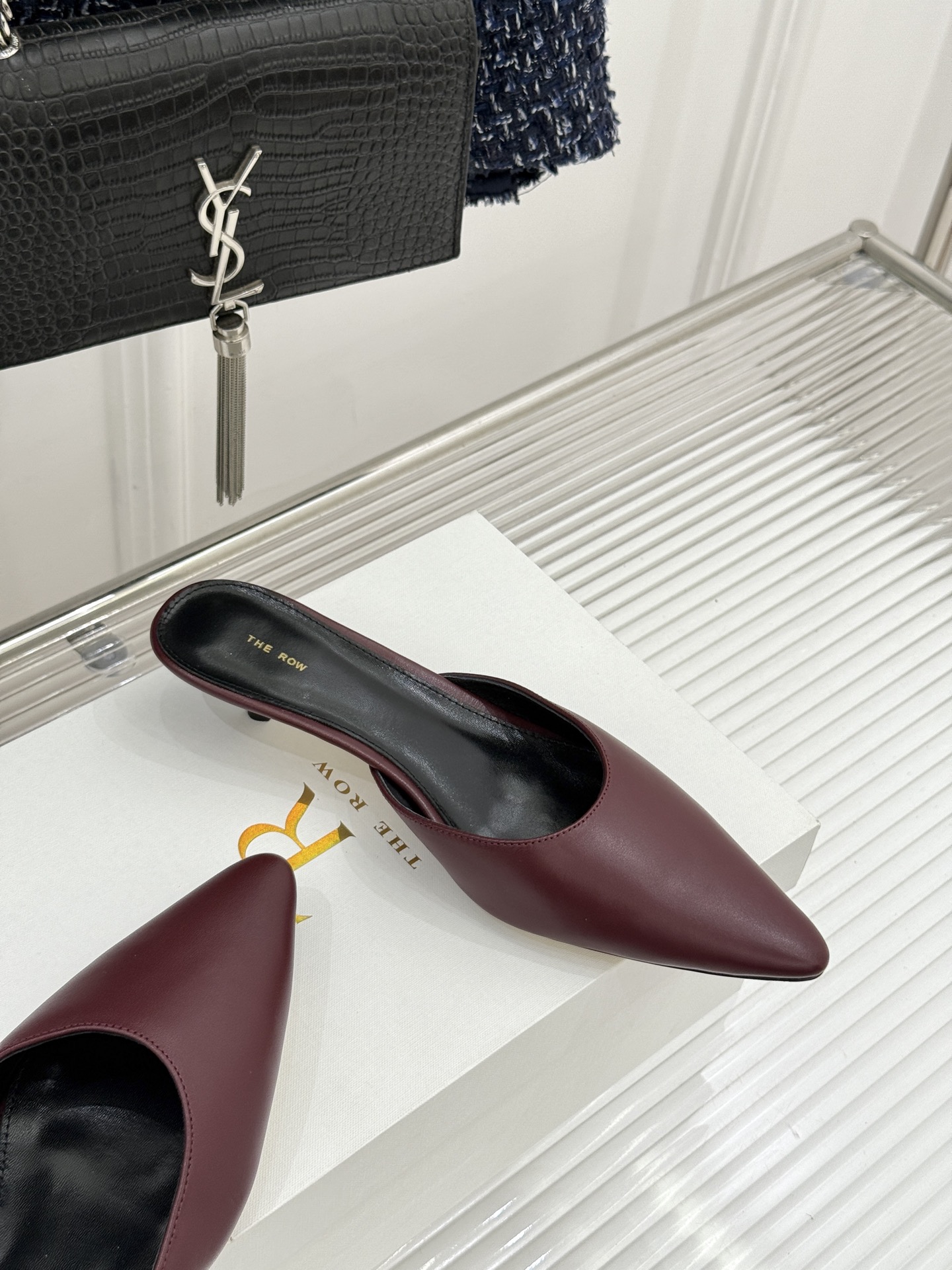 The Row26WF新品极简尖头猫跟半拖拖鞋承袭品牌一贯的静奢内核以极致简约勾勒高级质感。利落尖头修饰