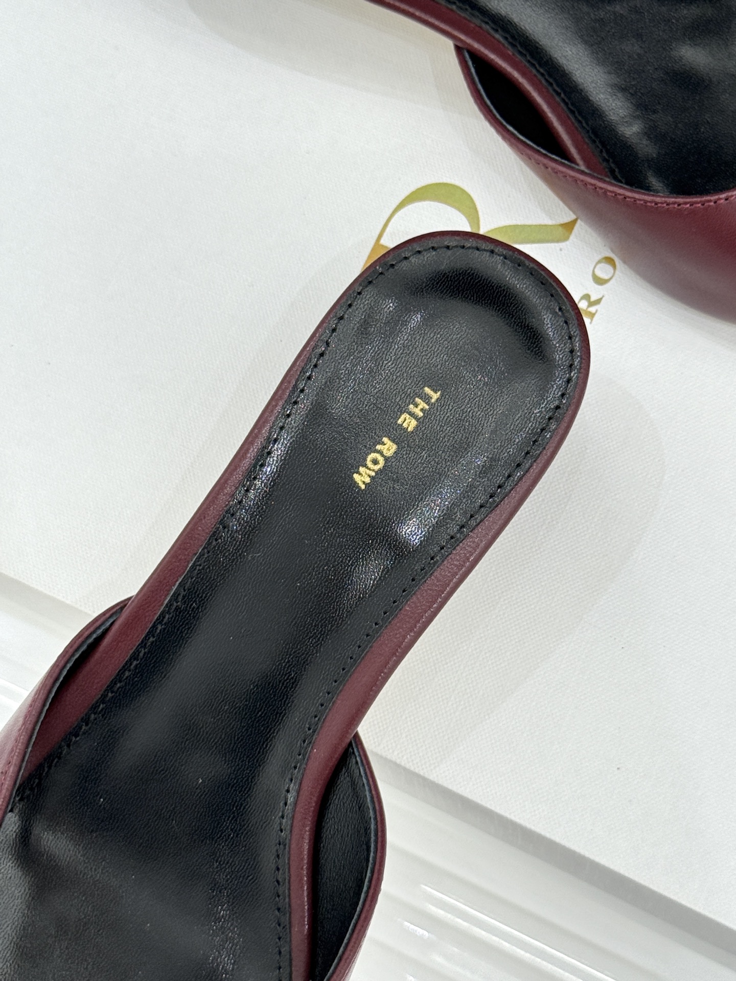 The Row26WF新品极简尖头猫跟半拖拖鞋承袭品牌一贯的静奢内核以极致简约勾勒高级质感。利落尖头修饰