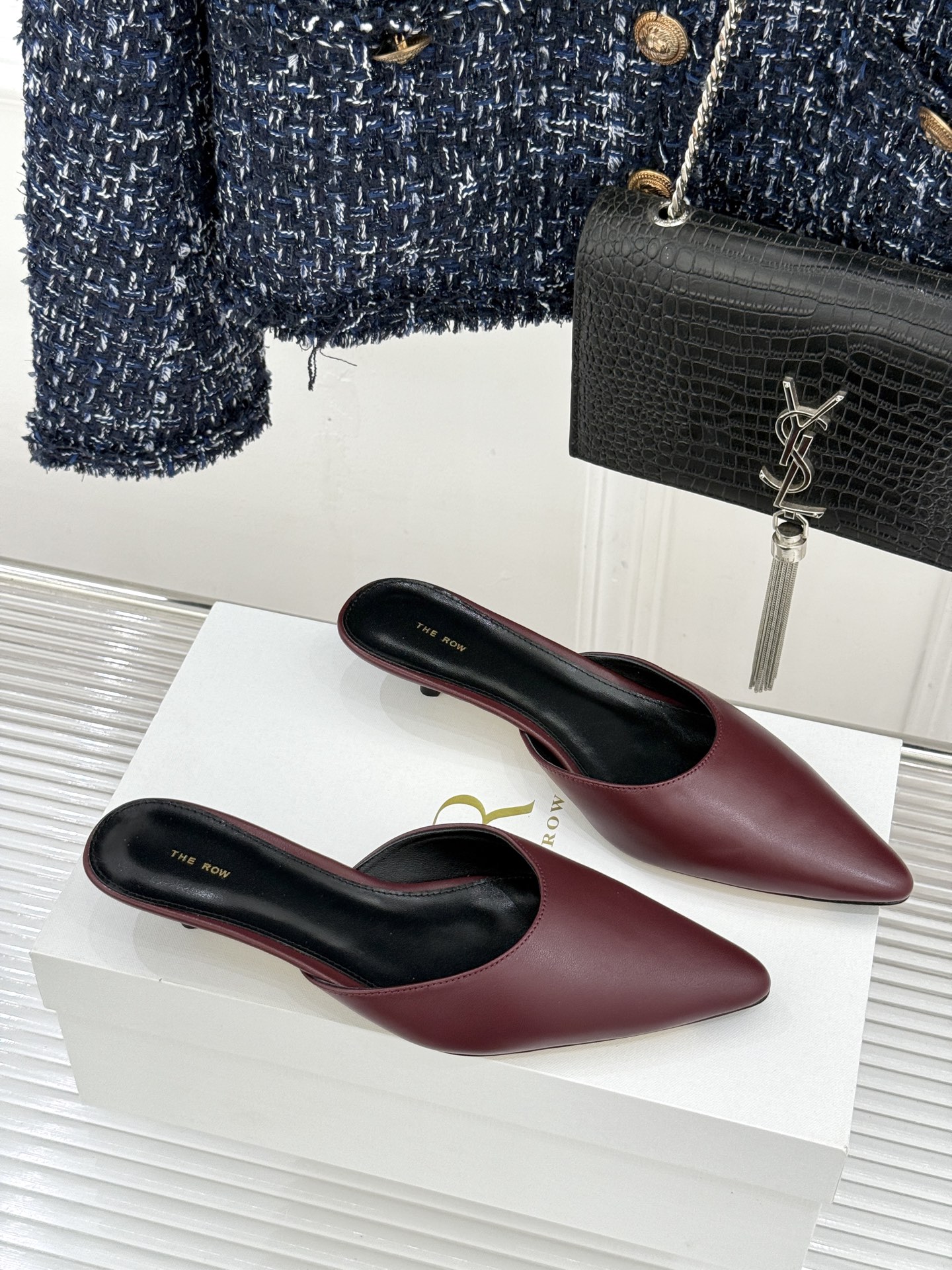 The Row26WF新品极简尖头猫跟半拖拖鞋承袭品牌一贯的静奢内核以极致简约勾勒高级质感。利落尖头修饰