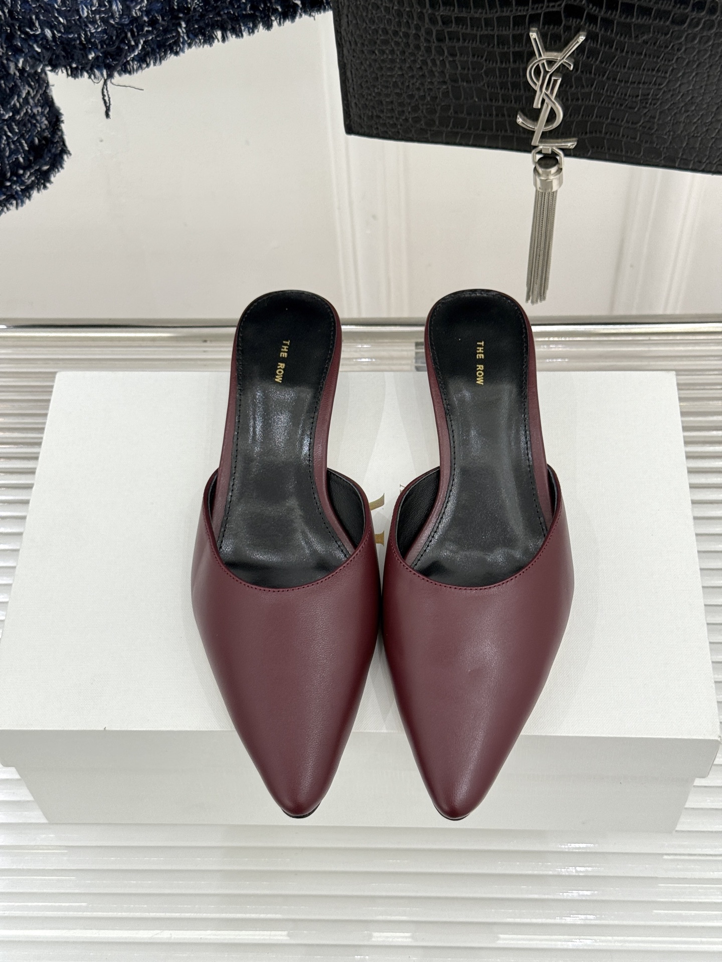 The Row26WF新品极简尖头猫跟半拖拖鞋承袭品牌一贯的静奢内核以极致简约勾勒高级质感。利落尖头修饰