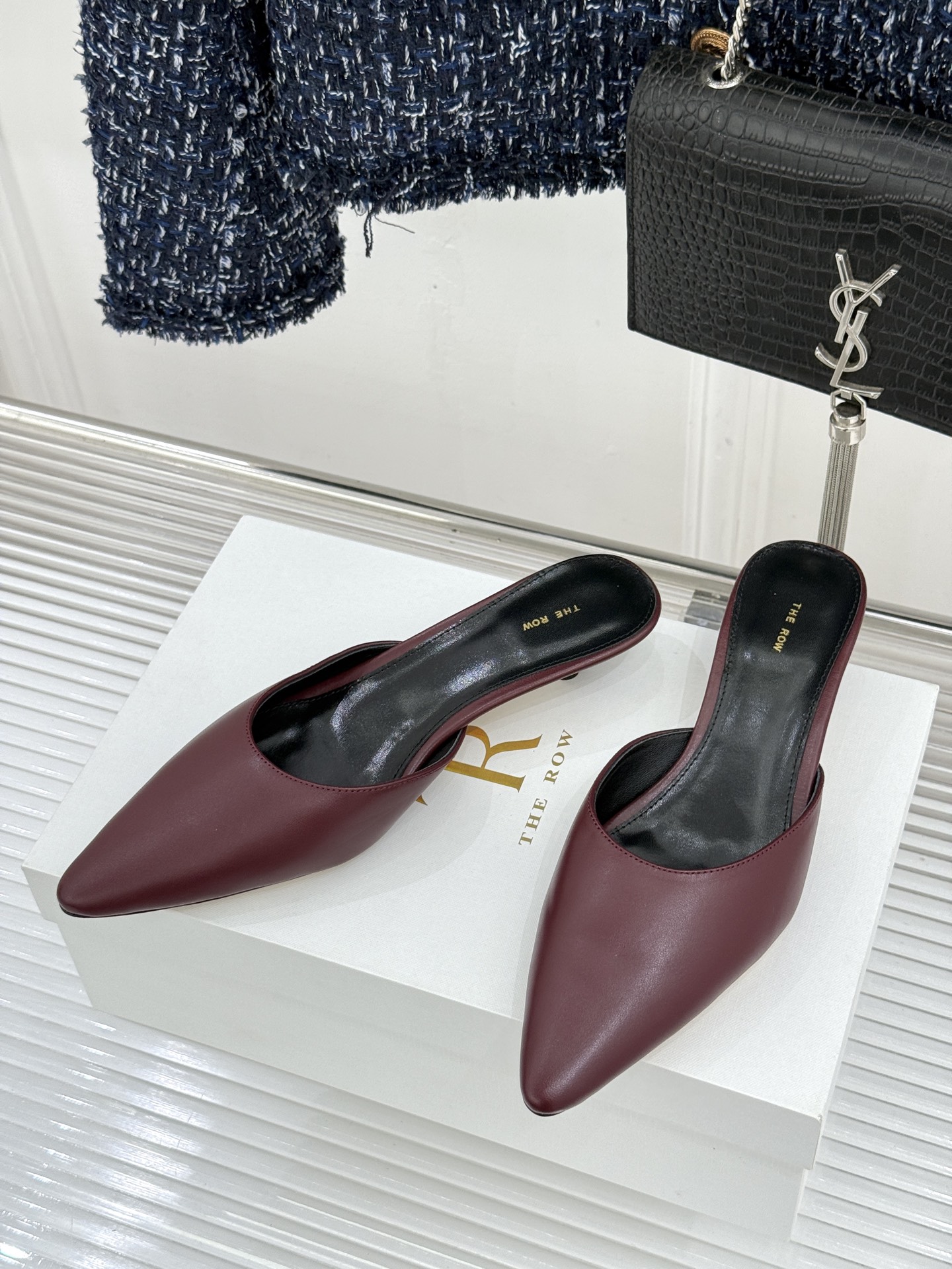 The Row26WF新品极简尖头猫跟半拖拖鞋承袭品牌一贯的静奢内核以极致简约勾勒高级质感。利落尖头修饰