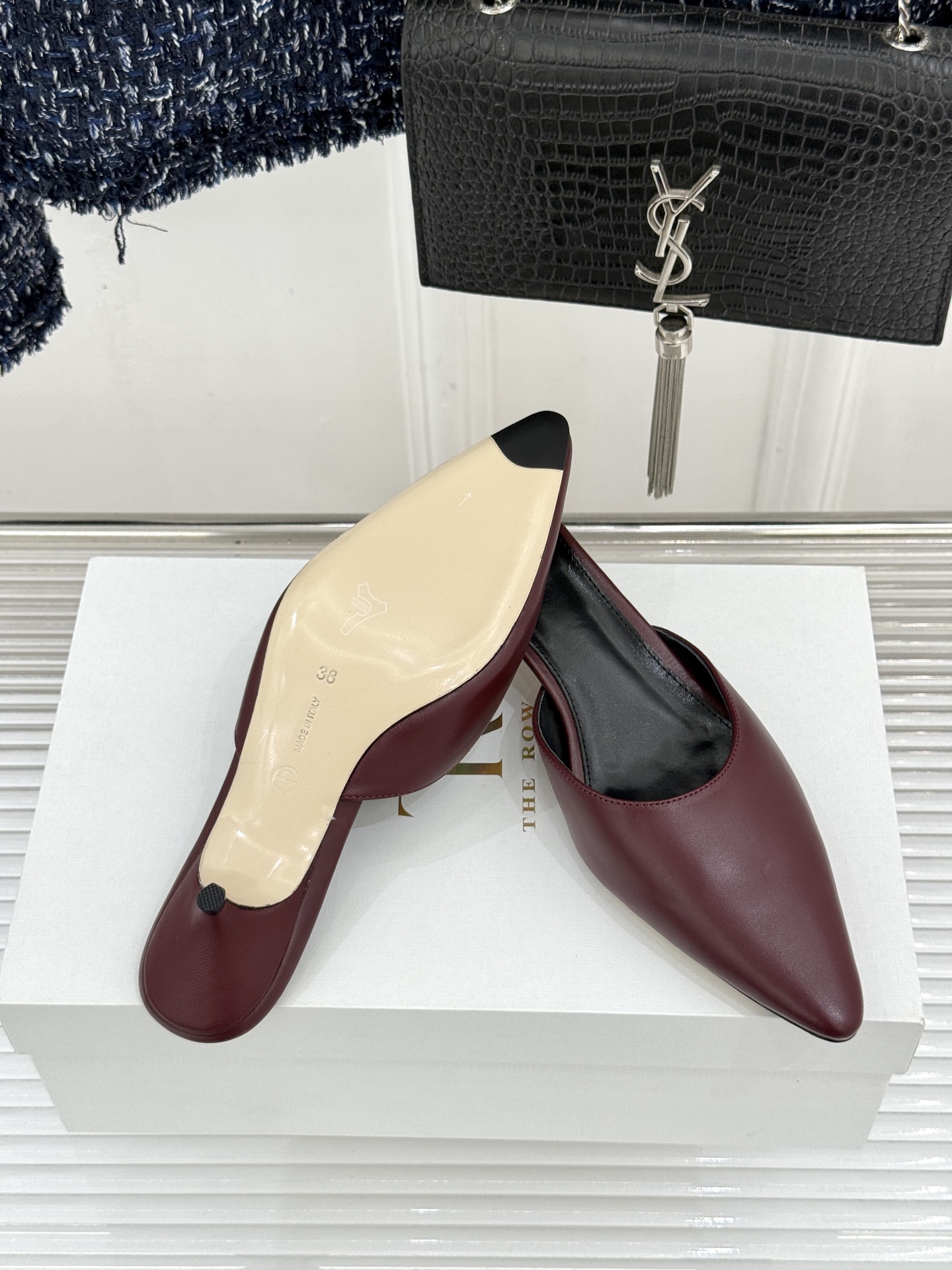 The Row26WF新品极简尖头猫跟半拖拖鞋承袭品牌一贯的静奢内核以极致简约勾勒高级质感。利落尖头修饰