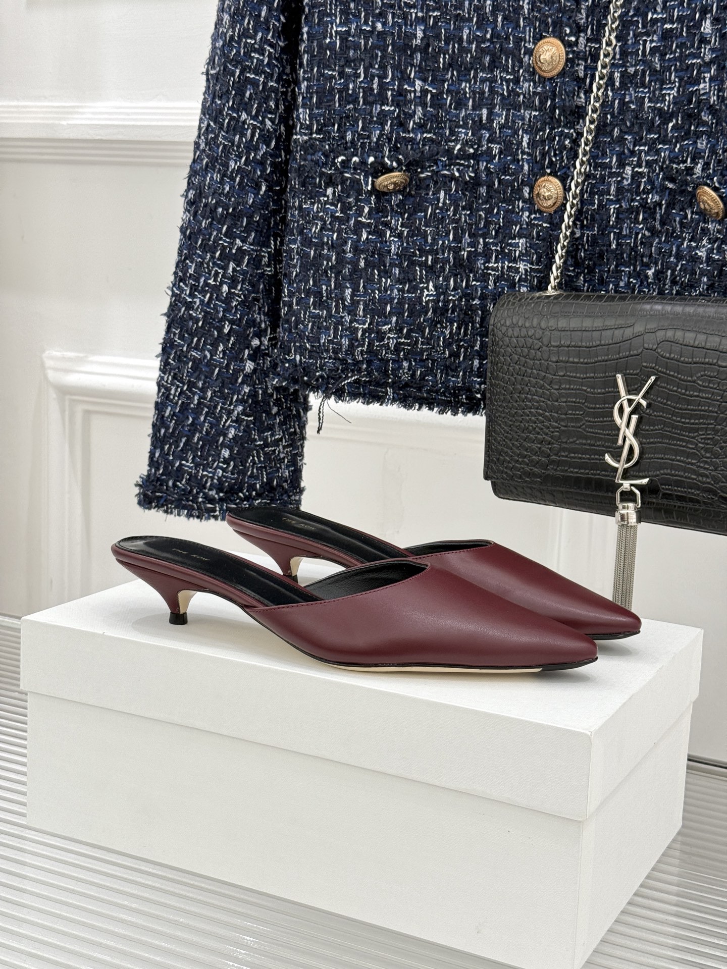 The Row26WF新品极简尖头猫跟半拖拖鞋承袭品牌一贯的静奢内核以极致简约勾勒高级质感。利落尖头修饰