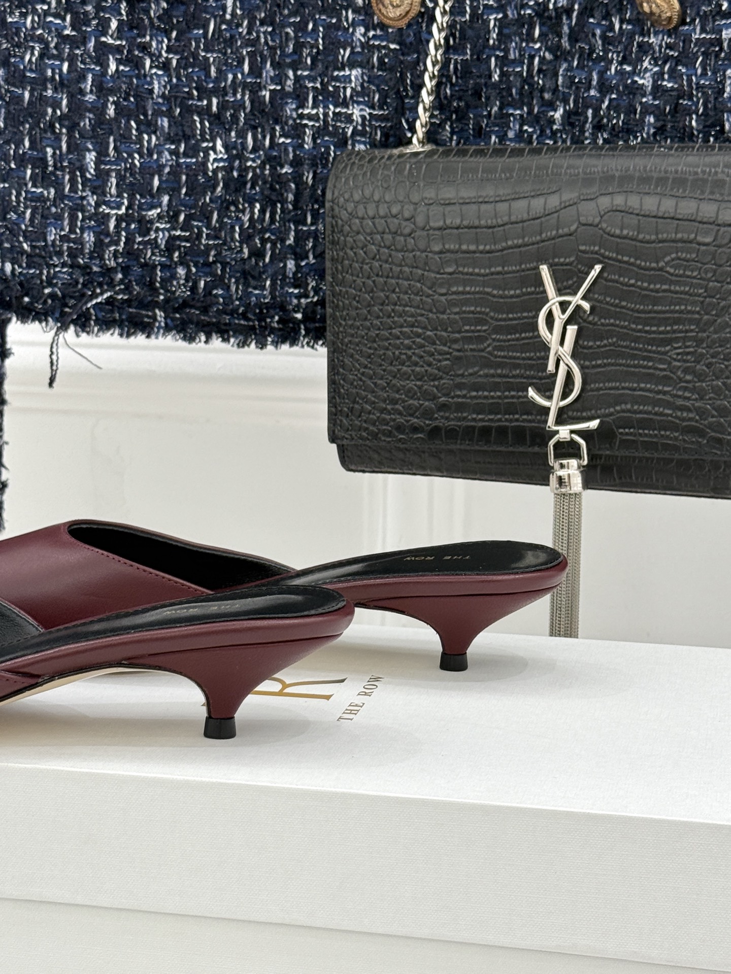 The Row26WF新品极简尖头猫跟半拖拖鞋承袭品牌一贯的静奢内核以极致简约勾勒高级质感。利落尖头修饰