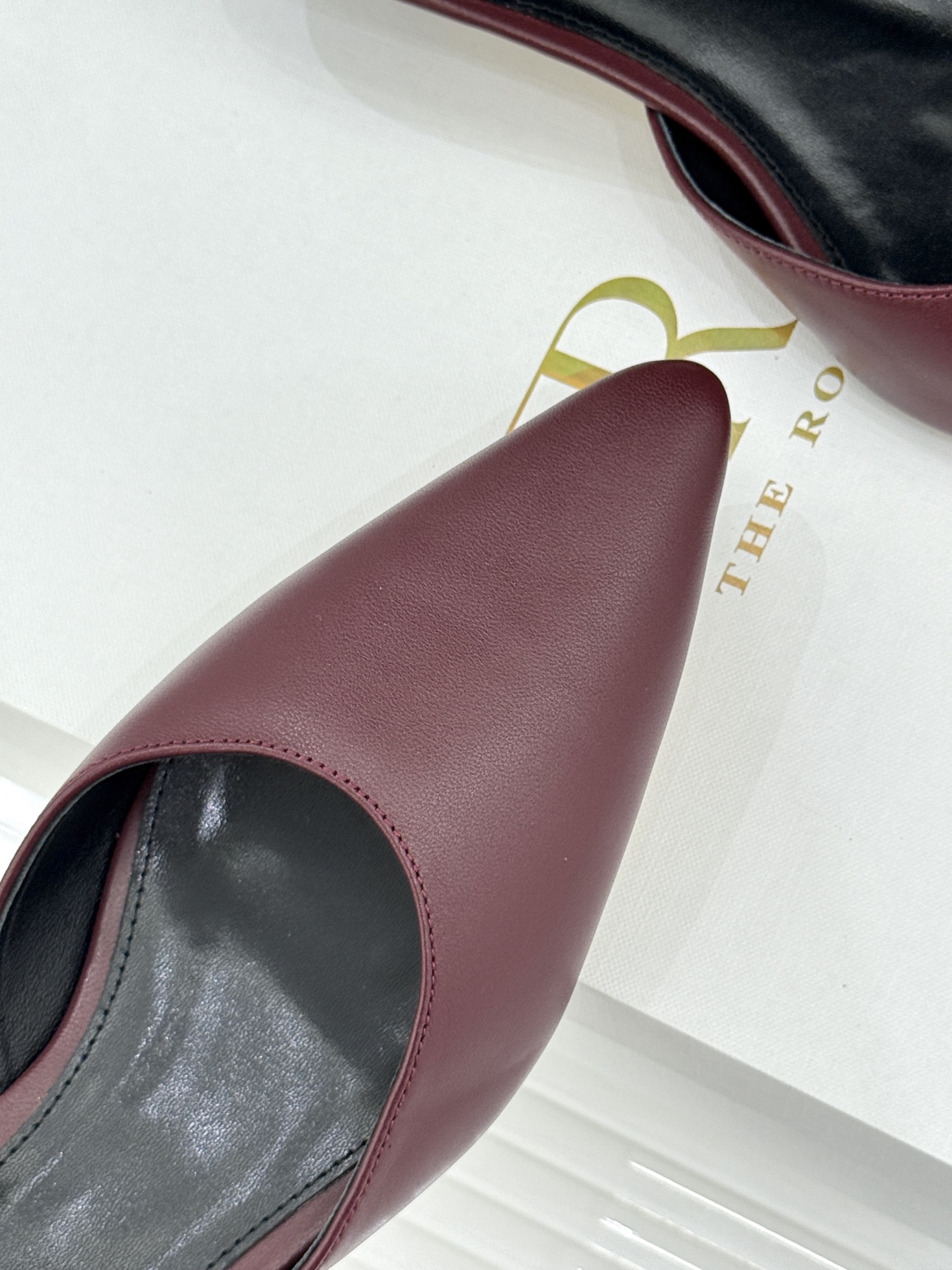 The Row26WF新品极简尖头猫跟半拖拖鞋承袭品牌一贯的静奢内核以极致简约勾勒高级质感。利落尖头修饰