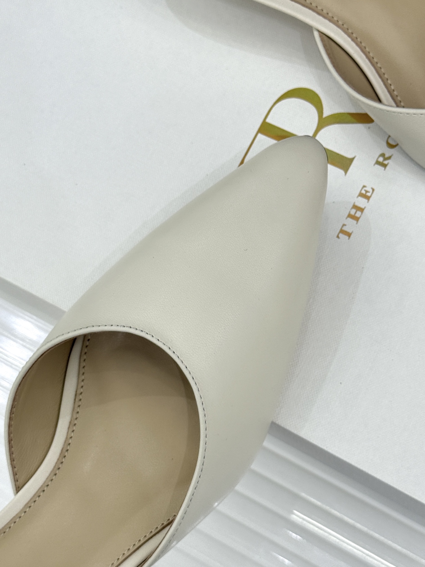 The Row26WF新品极简尖头猫跟半拖拖鞋承袭品牌一贯的静奢内核以极致简约勾勒高级质感。利落尖头修饰