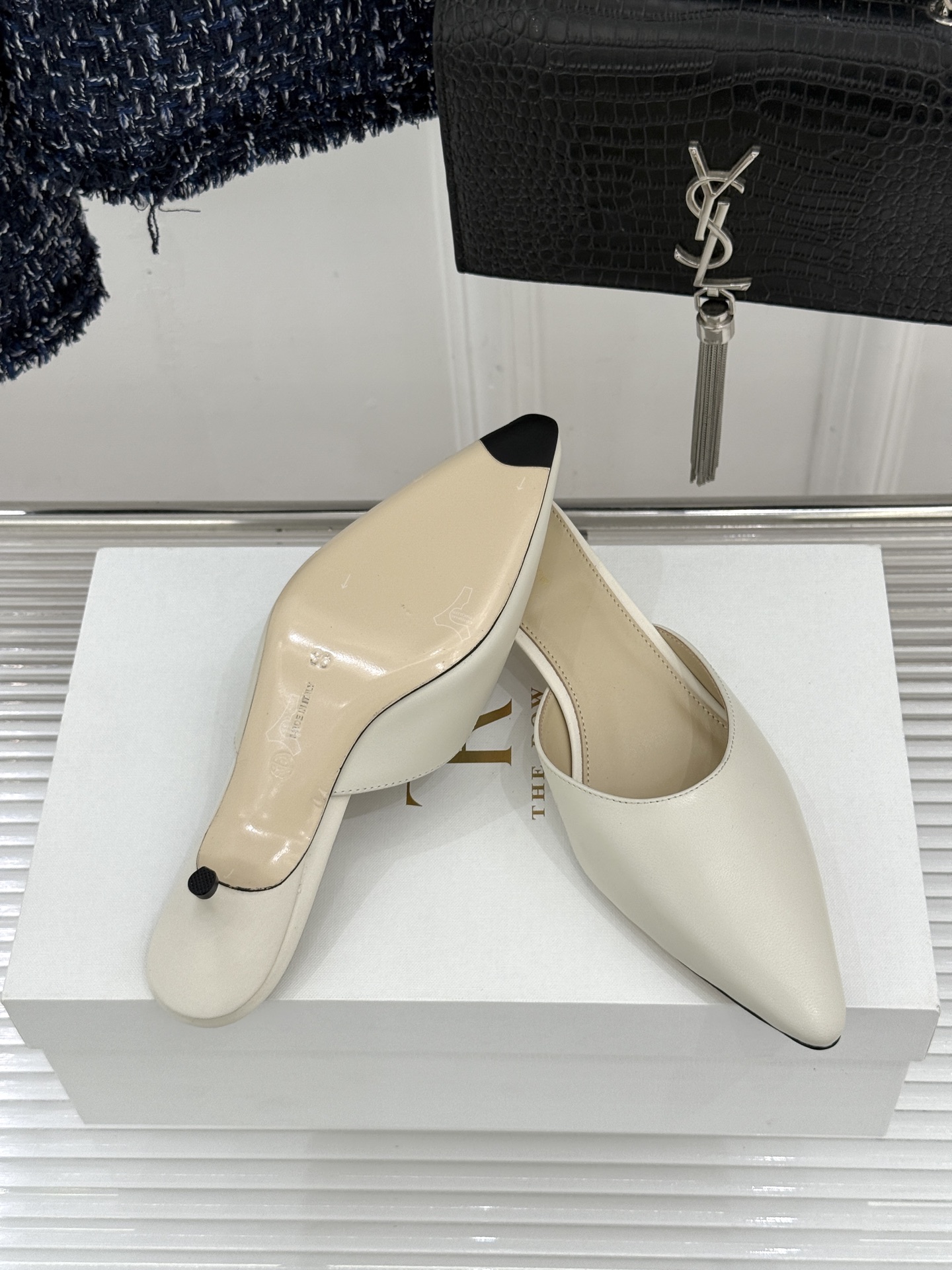 The Row26WF新品极简尖头猫跟半拖拖鞋承袭品牌一贯的静奢内核以极致简约勾勒高级质感。利落尖头修饰