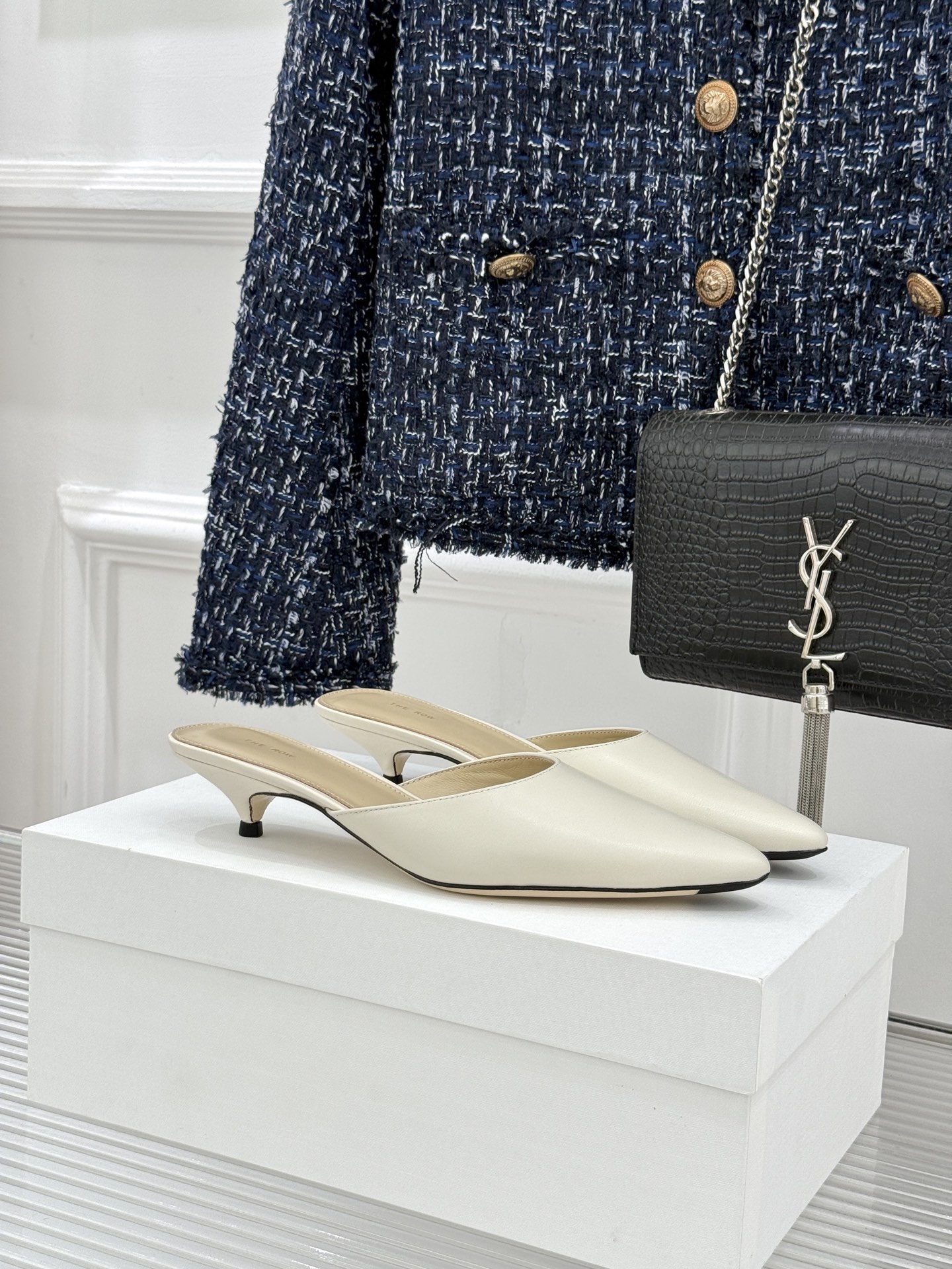 The Row26WF新品极简尖头猫跟半拖拖鞋承袭品牌一贯的静奢内核以极致简约勾勒高级质感。利落尖头修饰