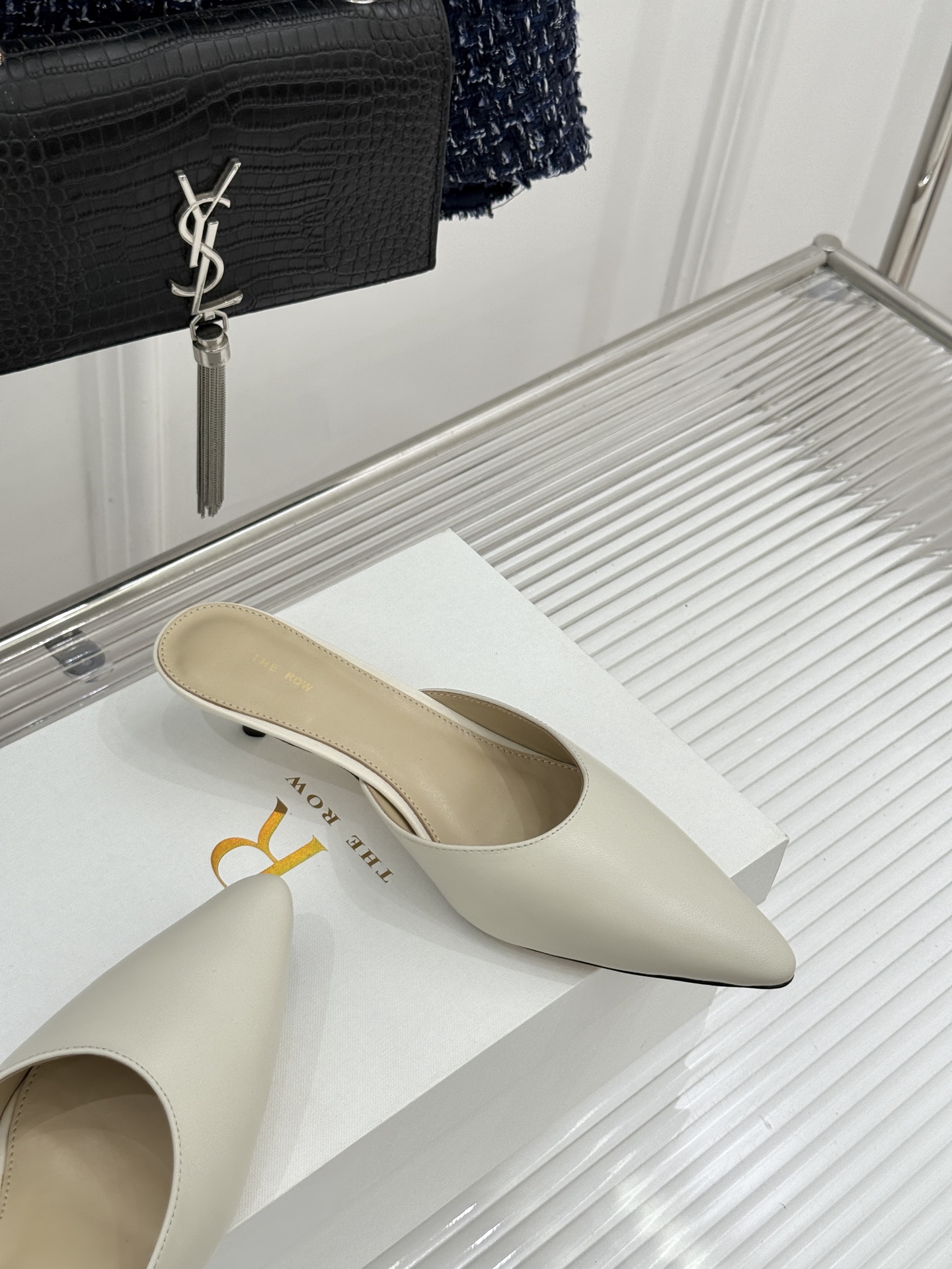 The Row26WF新品极简尖头猫跟半拖拖鞋承袭品牌一贯的静奢内核以极致简约勾勒高级质感。利落尖头修饰