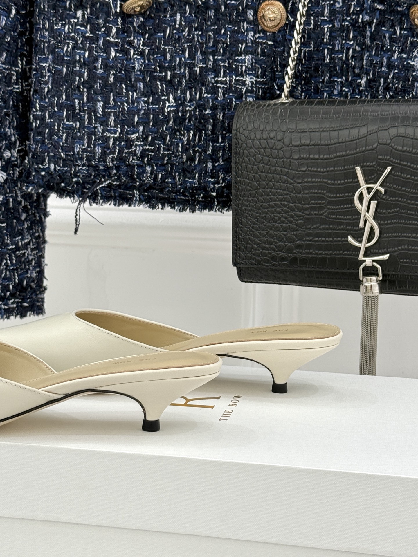 The Row26WF新品极简尖头猫跟半拖拖鞋承袭品牌一贯的静奢内核以极致简约勾勒高级质感。利落尖头修饰