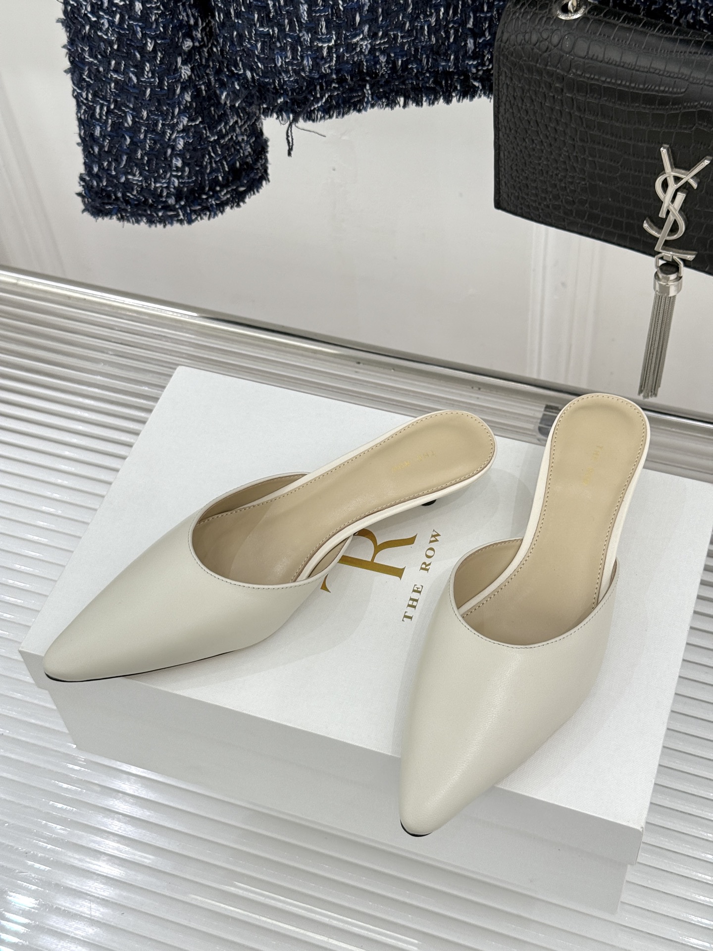 The Row26WF新品极简尖头猫跟半拖拖鞋承袭品牌一贯的静奢内核以极致简约勾勒高级质感。利落尖头修饰