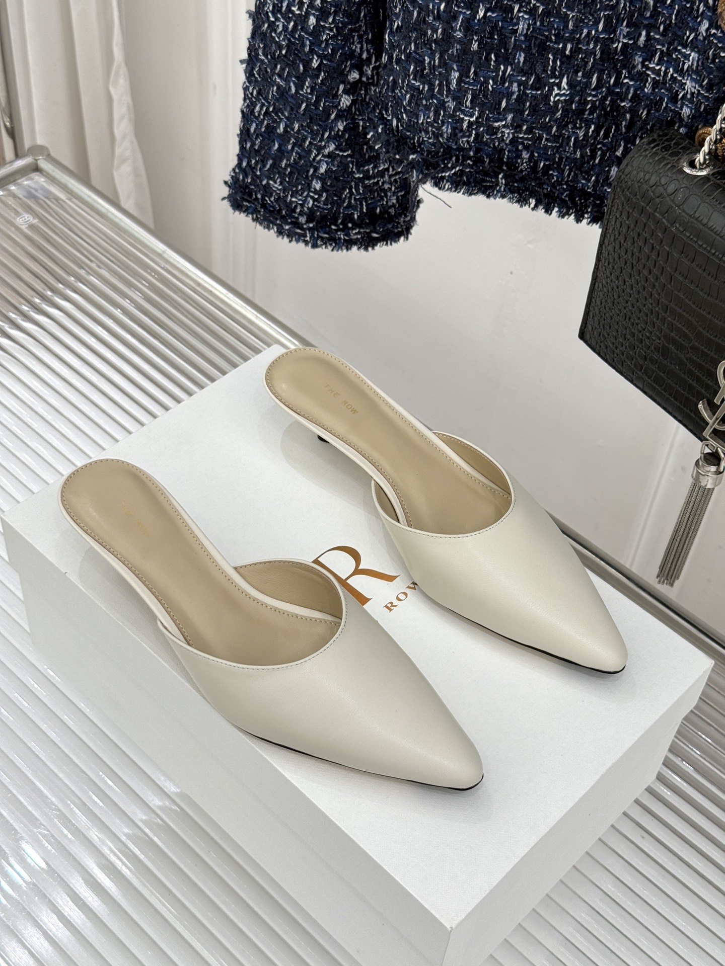 The Row26WF新品极简尖头猫跟半拖拖鞋承袭品牌一贯的静奢内核以极致简约勾勒高级质感。利落尖头修饰