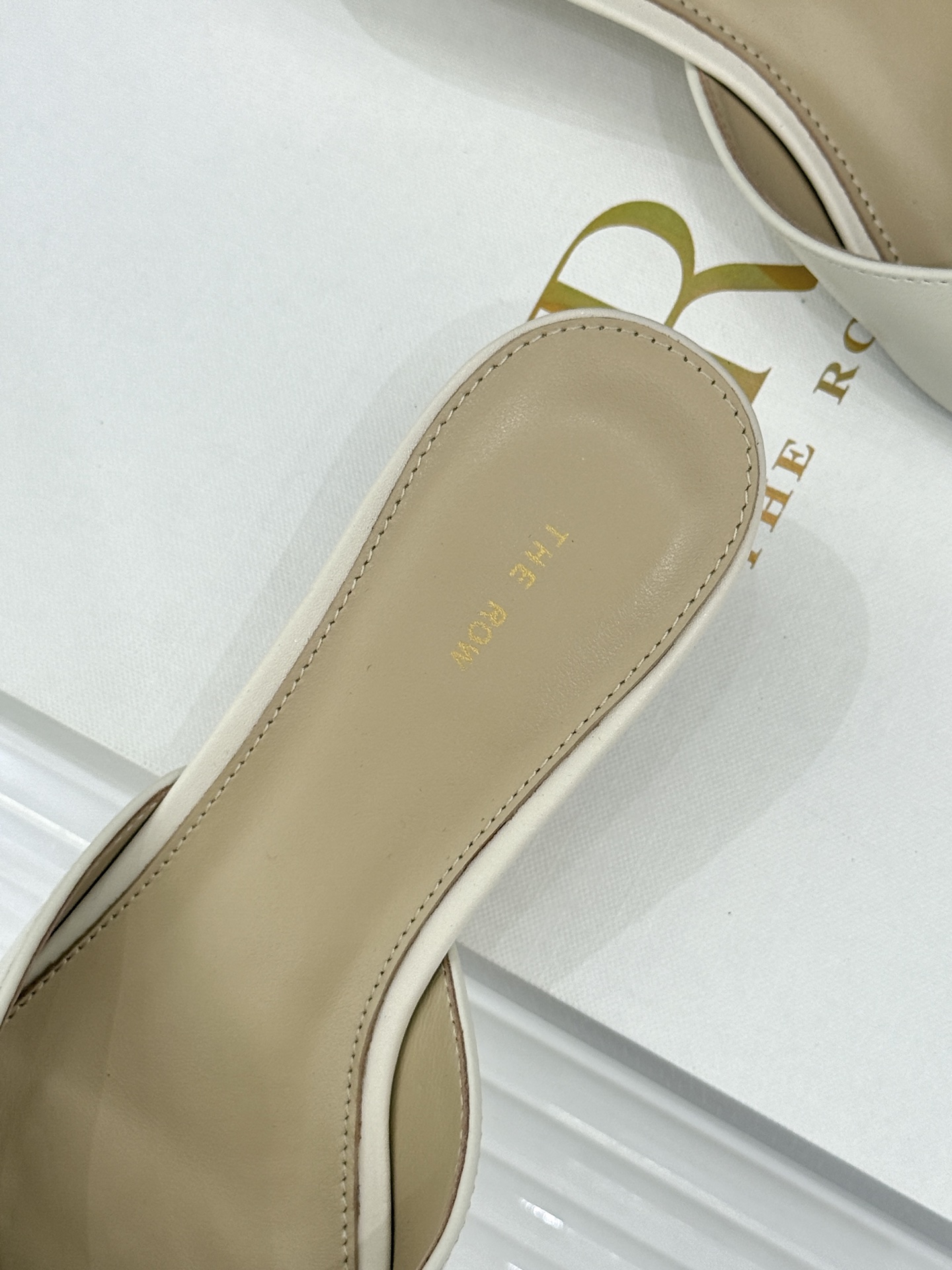 The Row26WF新品极简尖头猫跟半拖拖鞋承袭品牌一贯的静奢内核以极致简约勾勒高级质感。利落尖头修饰